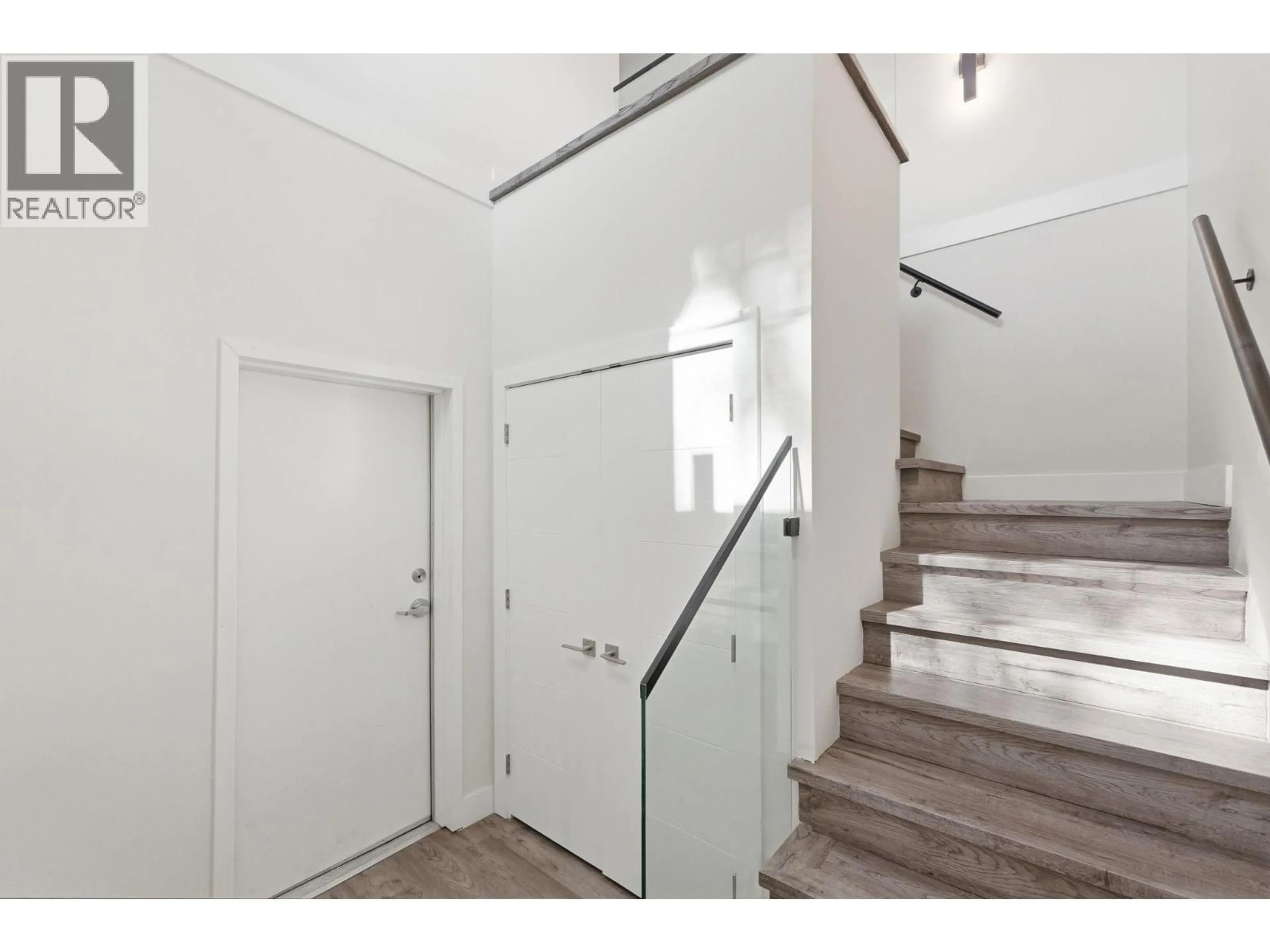 Indoor foyer for 1030 TIMMINS STREET, Penticton British Columbia V2A5V2