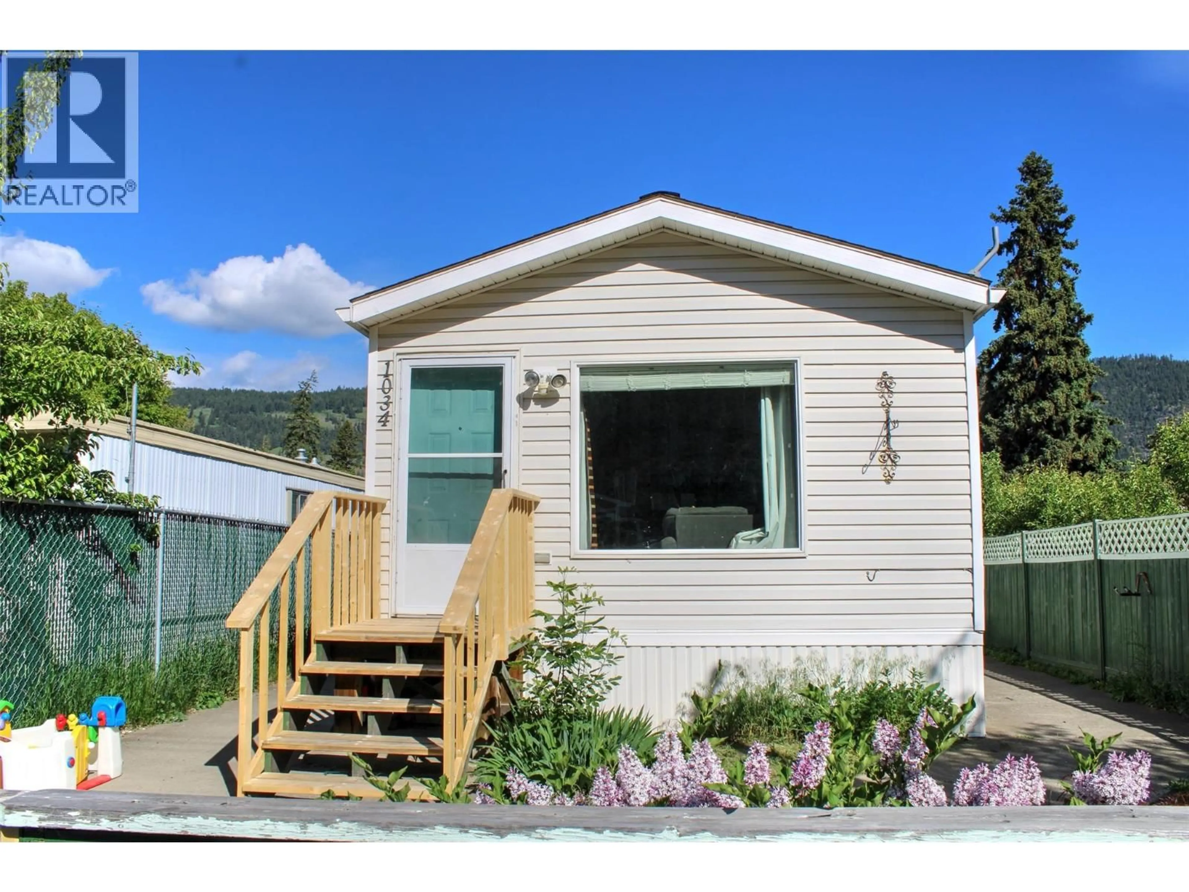 Home with vinyl exterior material, street for 1034 HILLSIDE AVENUE, Chase British Columbia V0E1M0