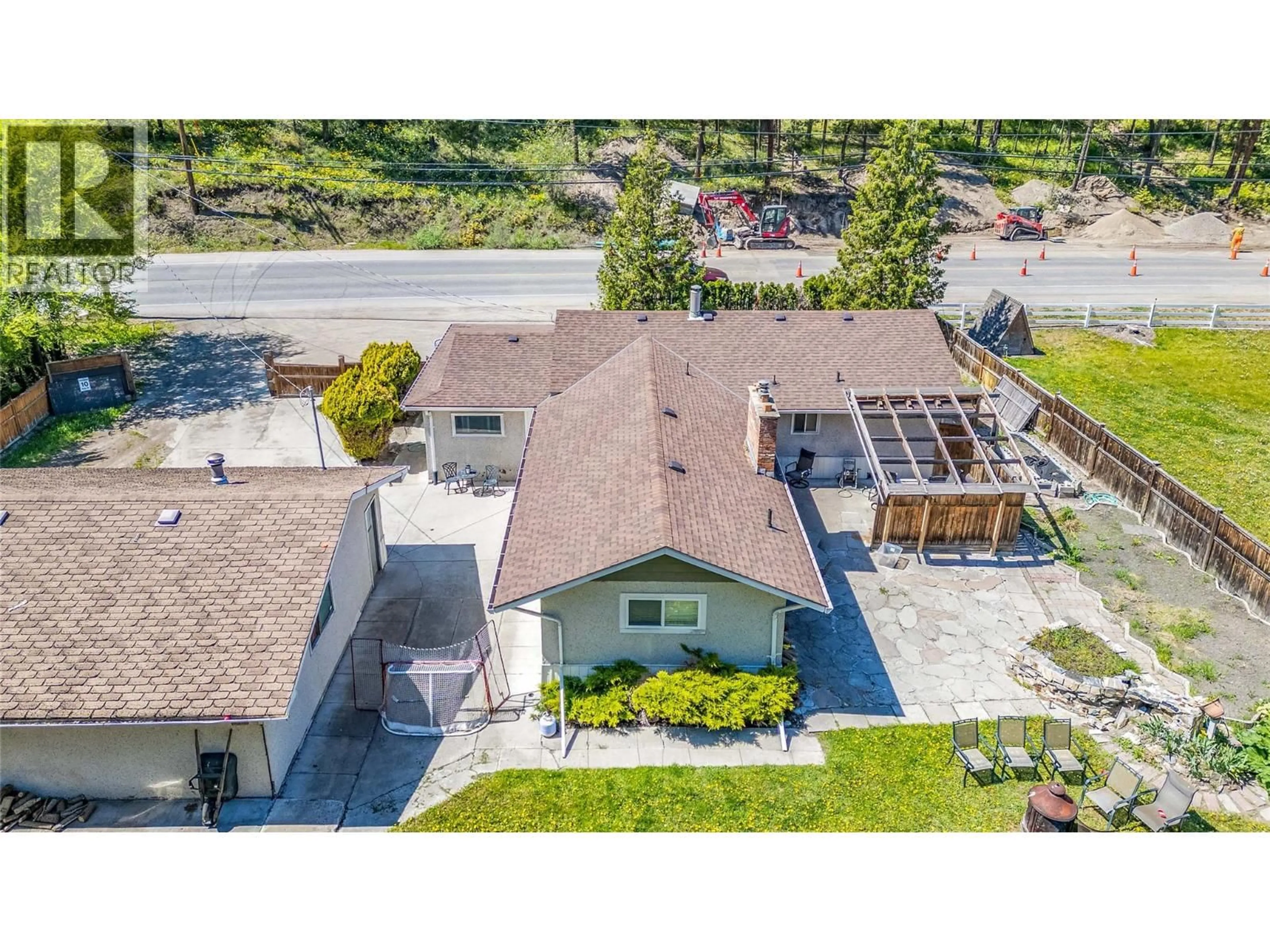 A pic from outside/outdoor area/front of a property/back of a property/a pic from drone, street for 365 CLIFTON ROAD, Kelowna British Columbia V1V1A4