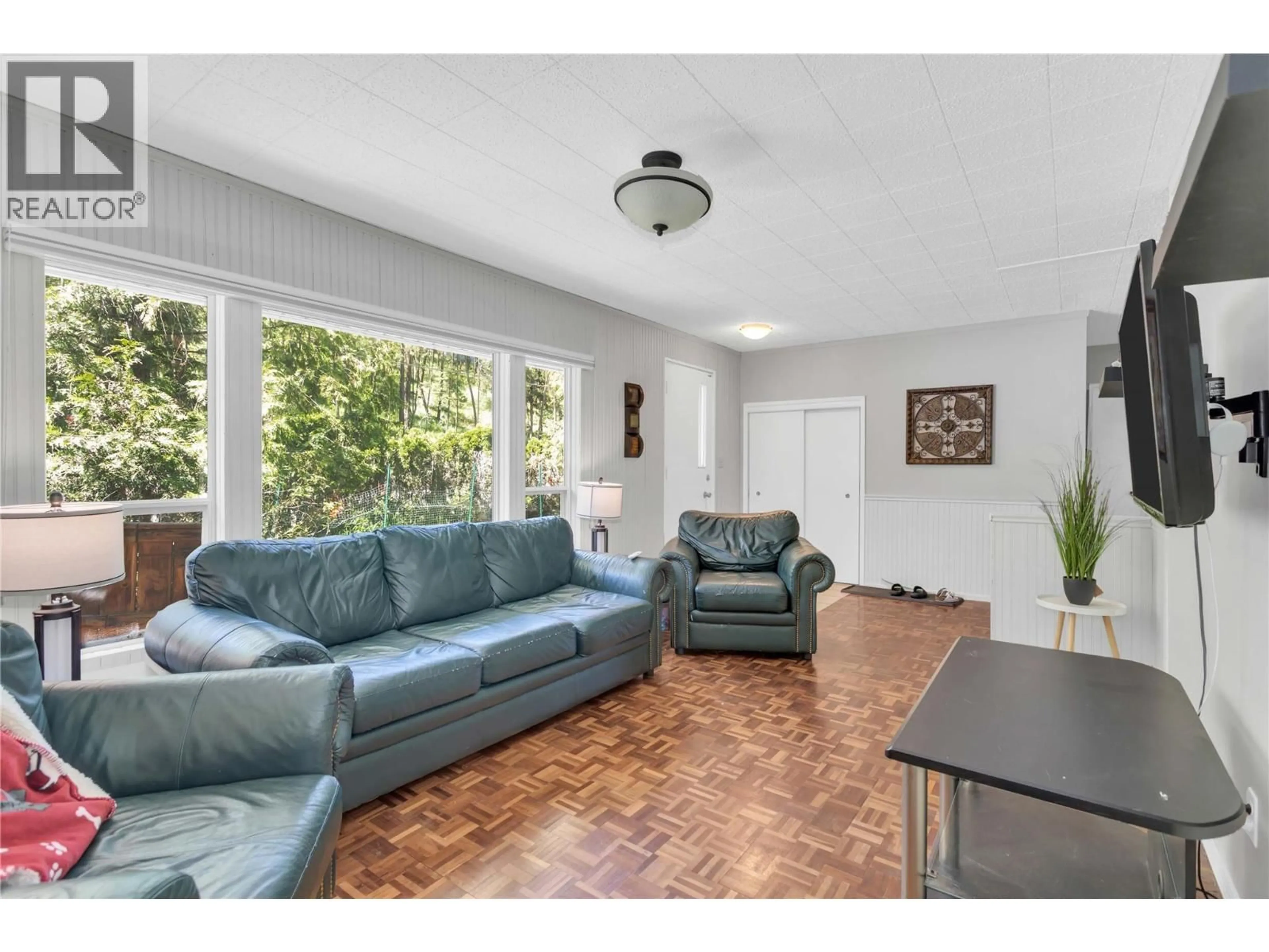 Living room with furniture, unknown for 365 CLIFTON ROAD, Kelowna British Columbia V1V1A4
