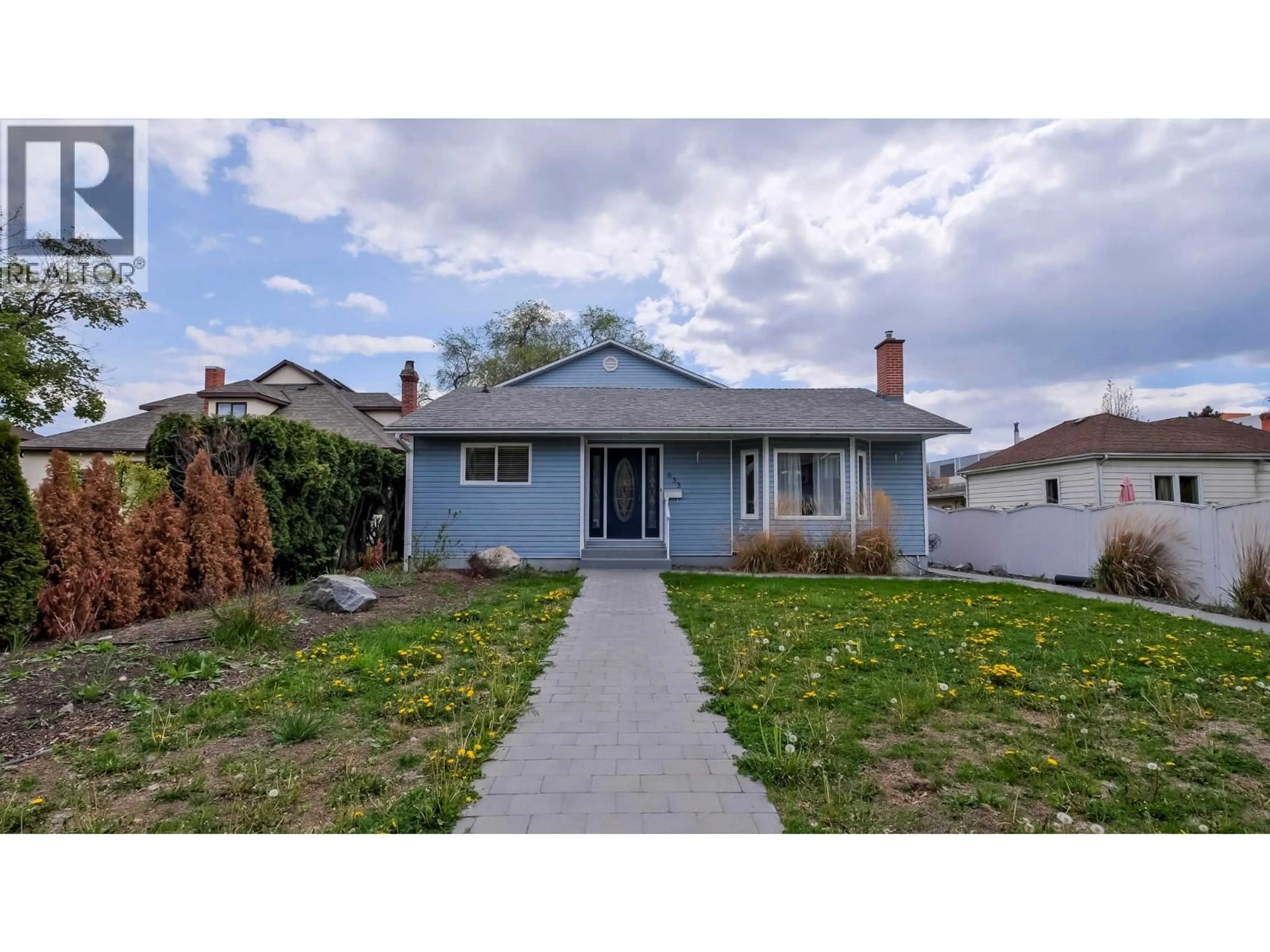 Home with vinyl exterior material, street for 633 GLENWOOD AVENUE, Kelowna British Columbia V1Y5M2