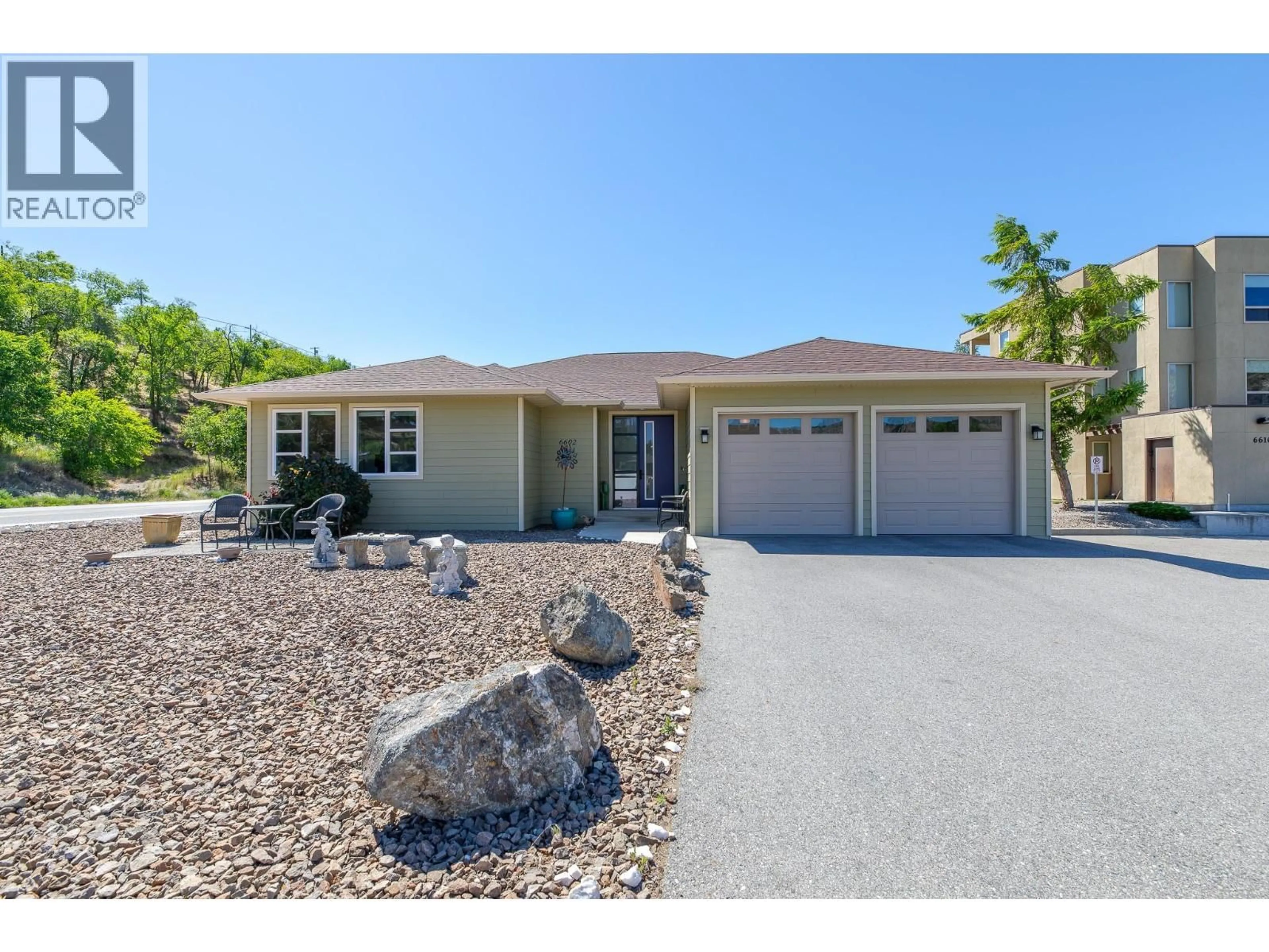 Home with vinyl exterior material, street for 6602 OXBOW CRESCENT, Oliver British Columbia V0H1T4