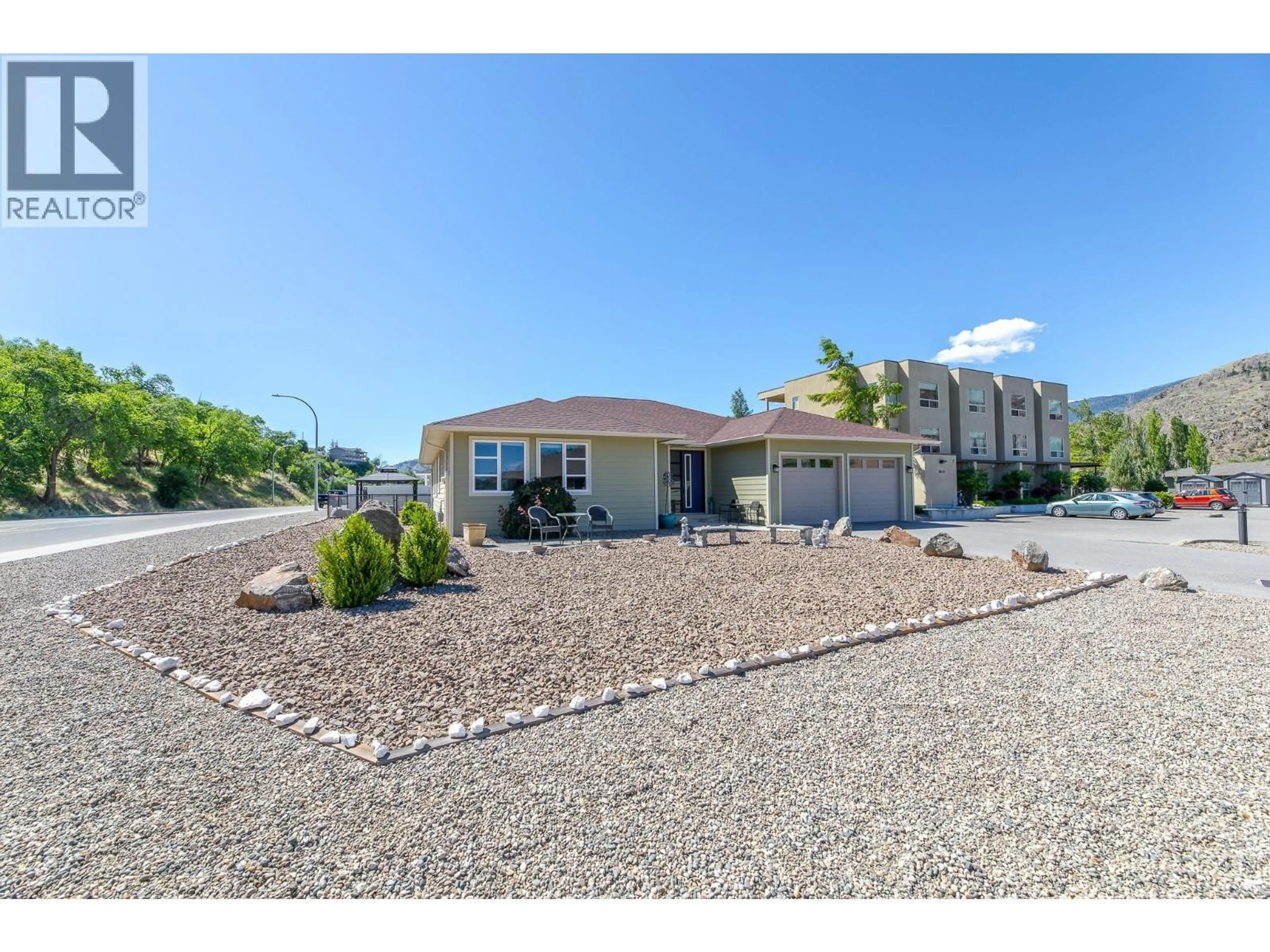 A pic from outside/outdoor area/front of a property/back of a property/a pic from drone, street for 6602 OXBOW CRESCENT, Oliver British Columbia V0H1T4