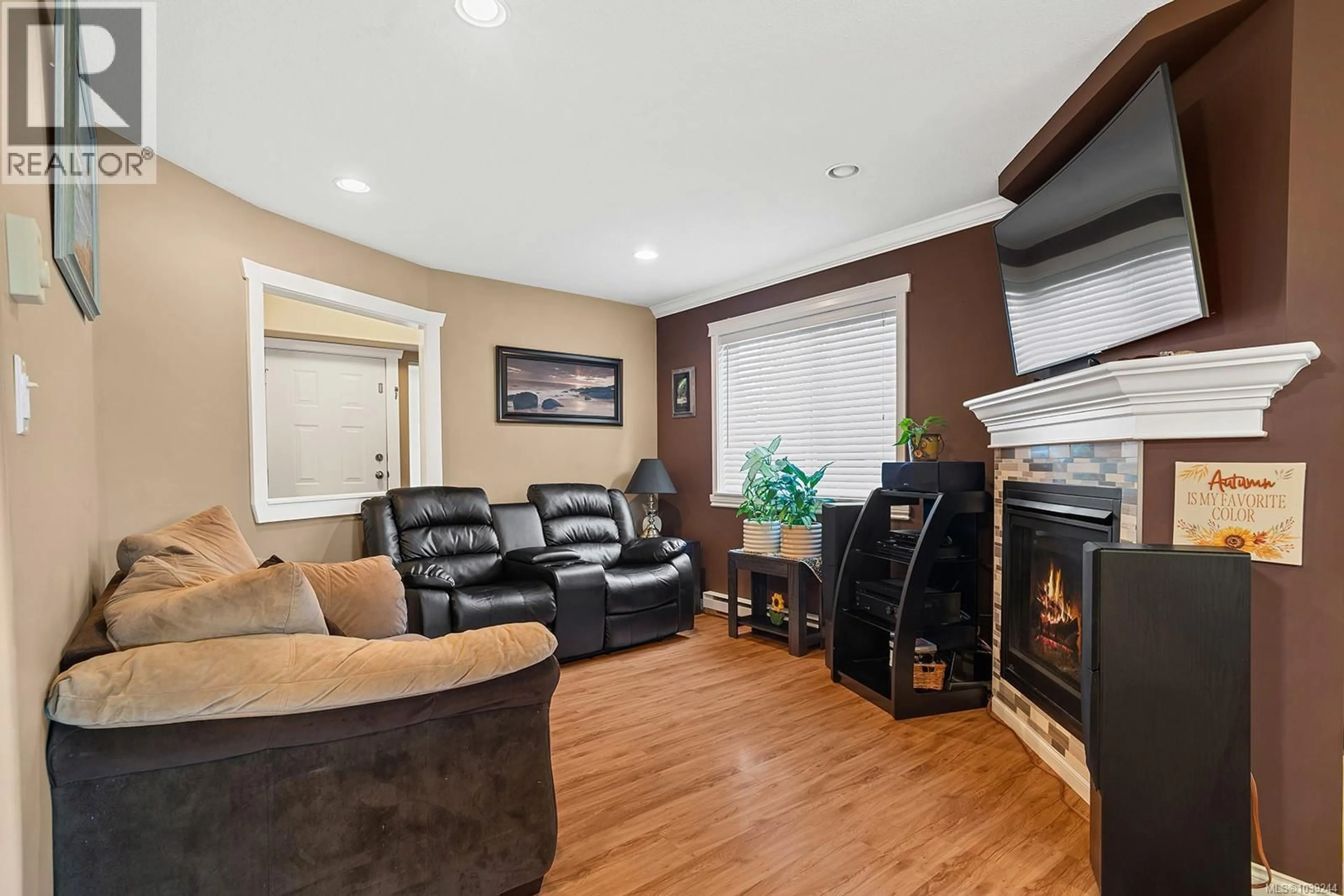Living room with furniture, wood/laminate floor for 1440A 15TH STREET WEST, Courtenay British Columbia V9N2C2