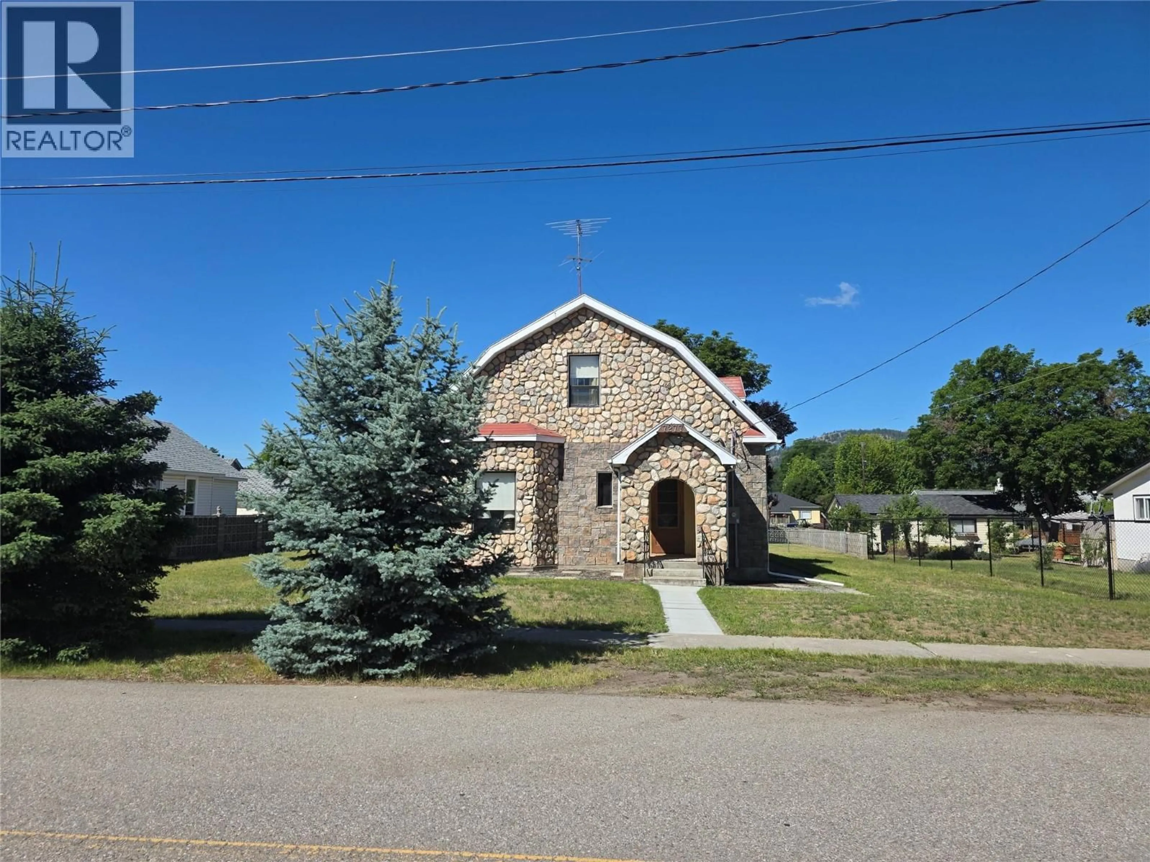 A pic from outside/outdoor area/front of a property/back of a property/a pic from drone, building for 7277 8TH STREET, Grand Forks British Columbia V0H1H0