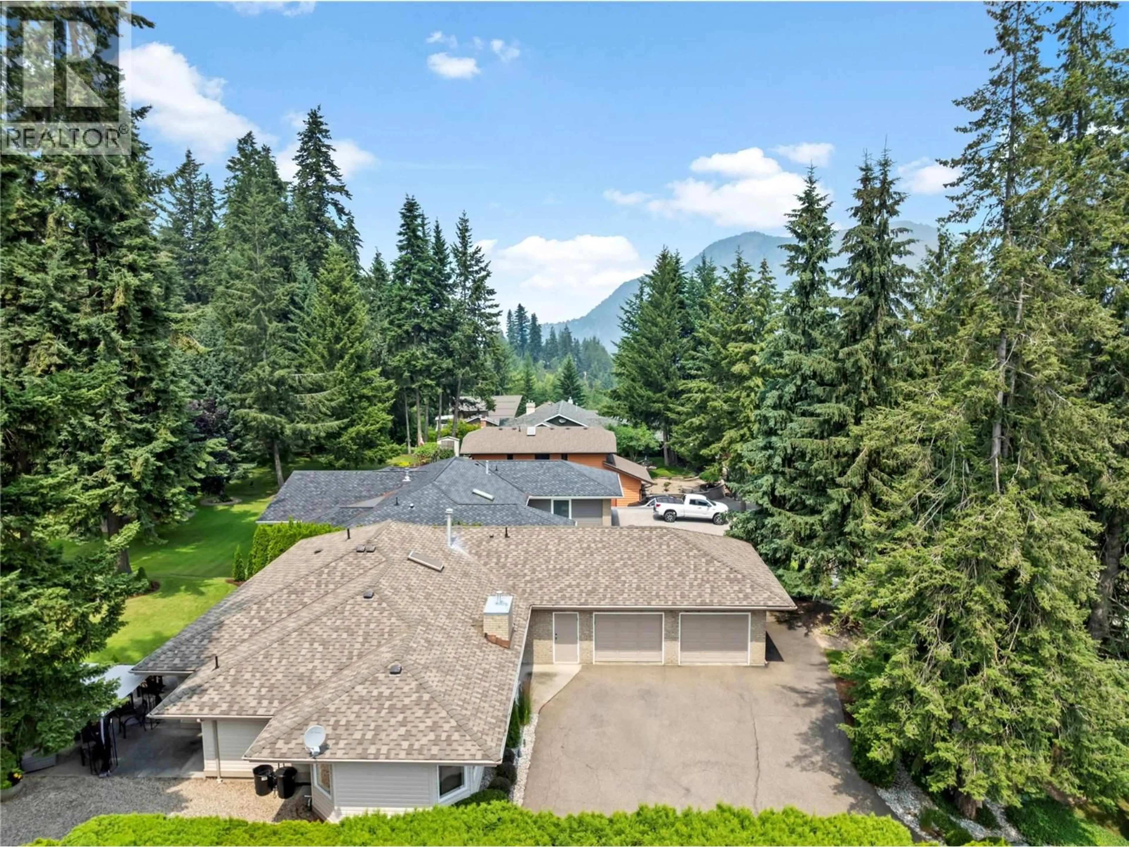 A pic from outside/outdoor area/front of a property/back of a property/a pic from drone, mountain view for 2609 FAIRVIEW PLACE, Blind Bay British Columbia V0E1H2
