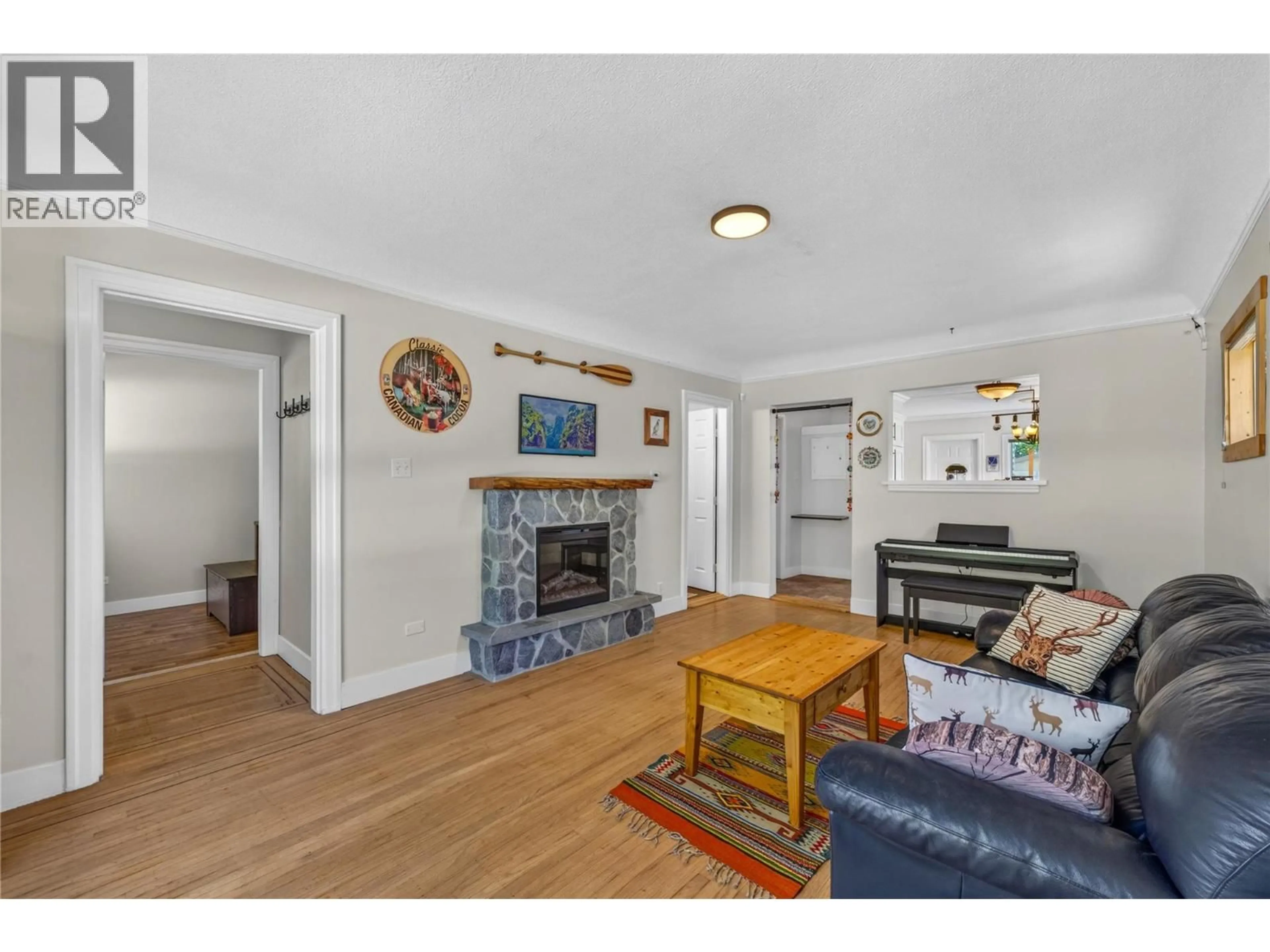 Living room with furniture, wood/laminate floor for 543 BURNS STREET, Penticton British Columbia V2A4W9