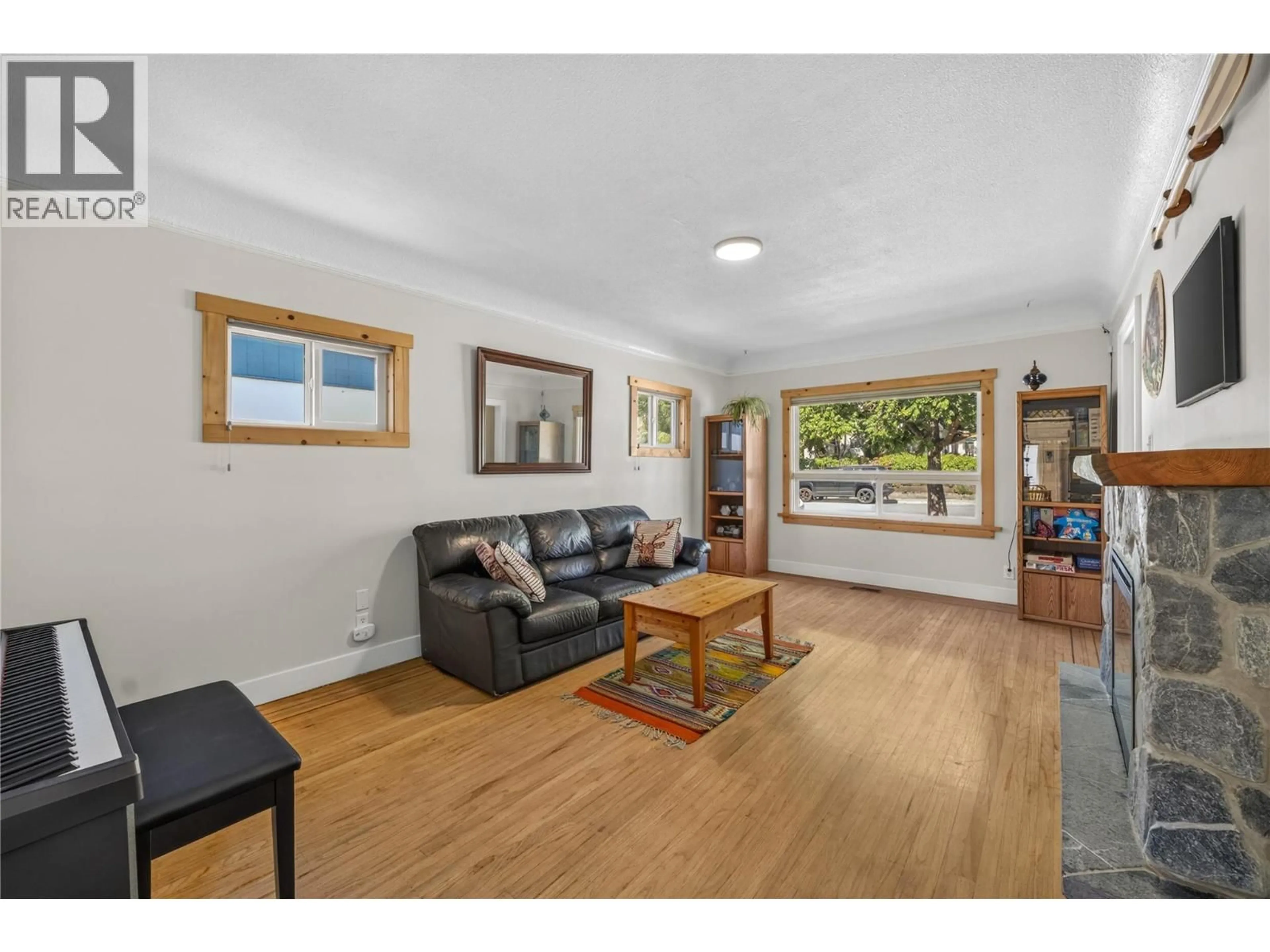 Living room with furniture, wood/laminate floor for 543 BURNS STREET, Penticton British Columbia V2A4W9