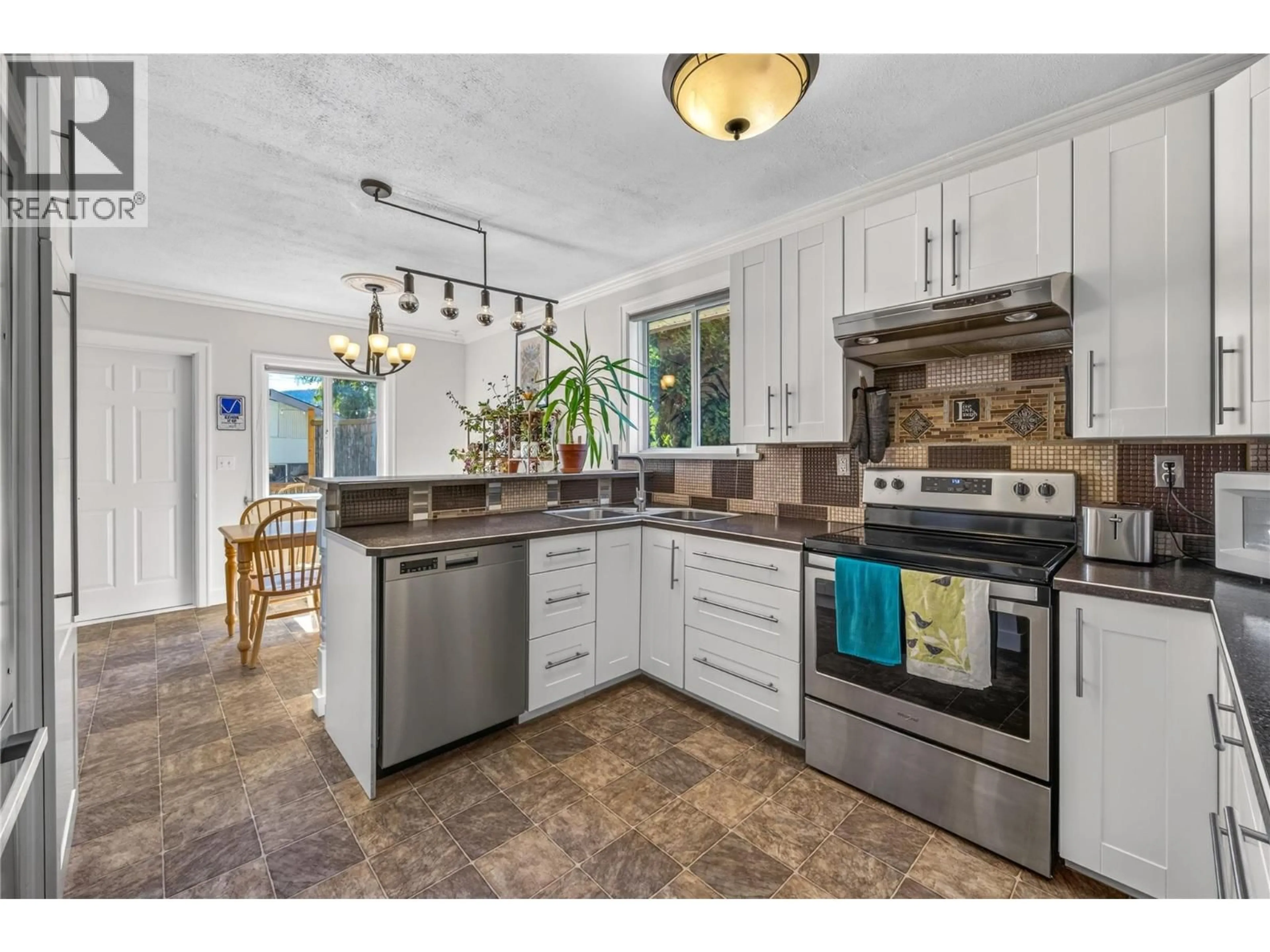 Open concept kitchen, ceramic/tile floor for 543 BURNS STREET, Penticton British Columbia V2A4W9