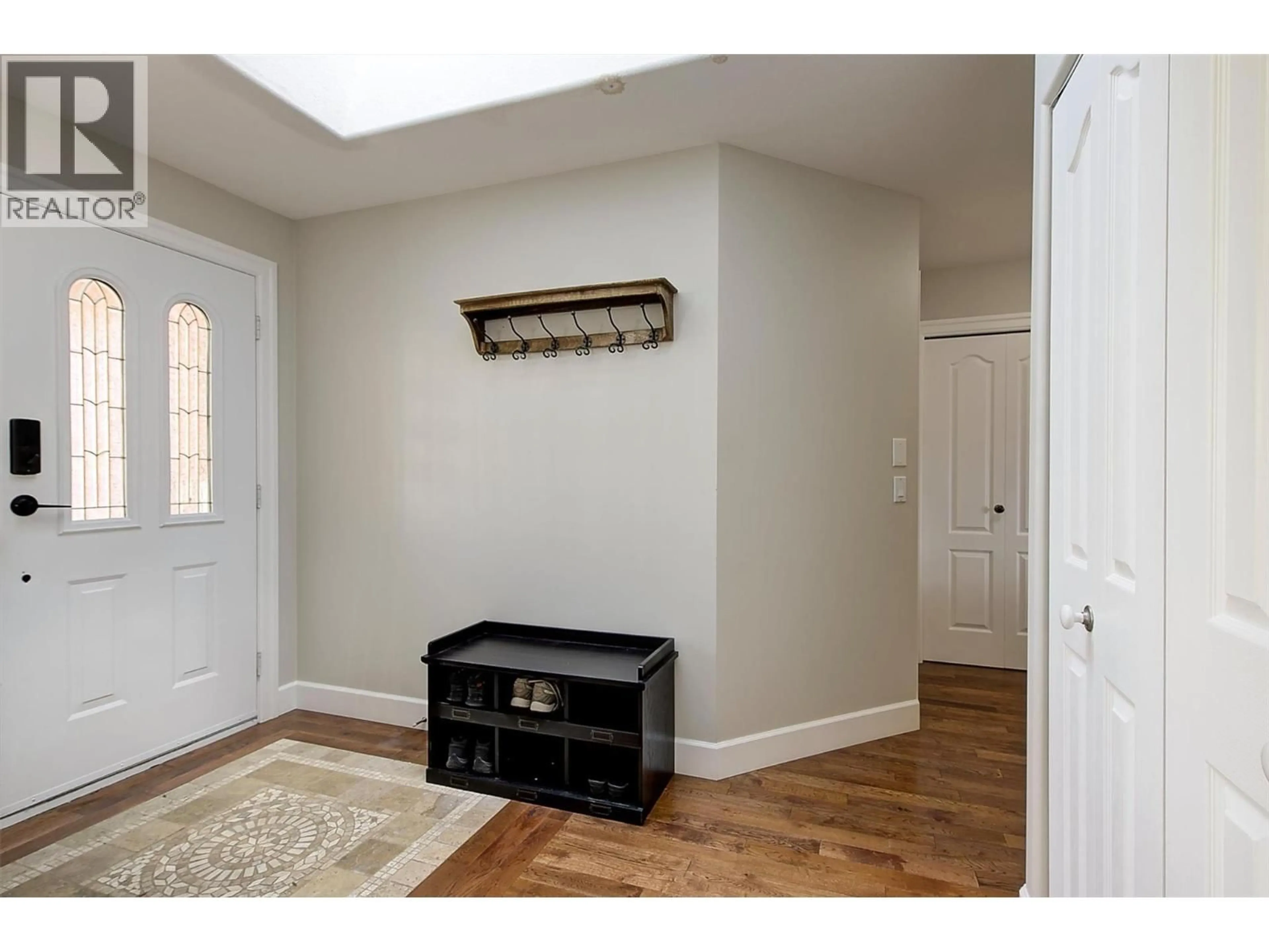 Indoor entryway for 573 SPRUCEVIEW PLACE NORTH, Kelowna British Columbia V1V1S7