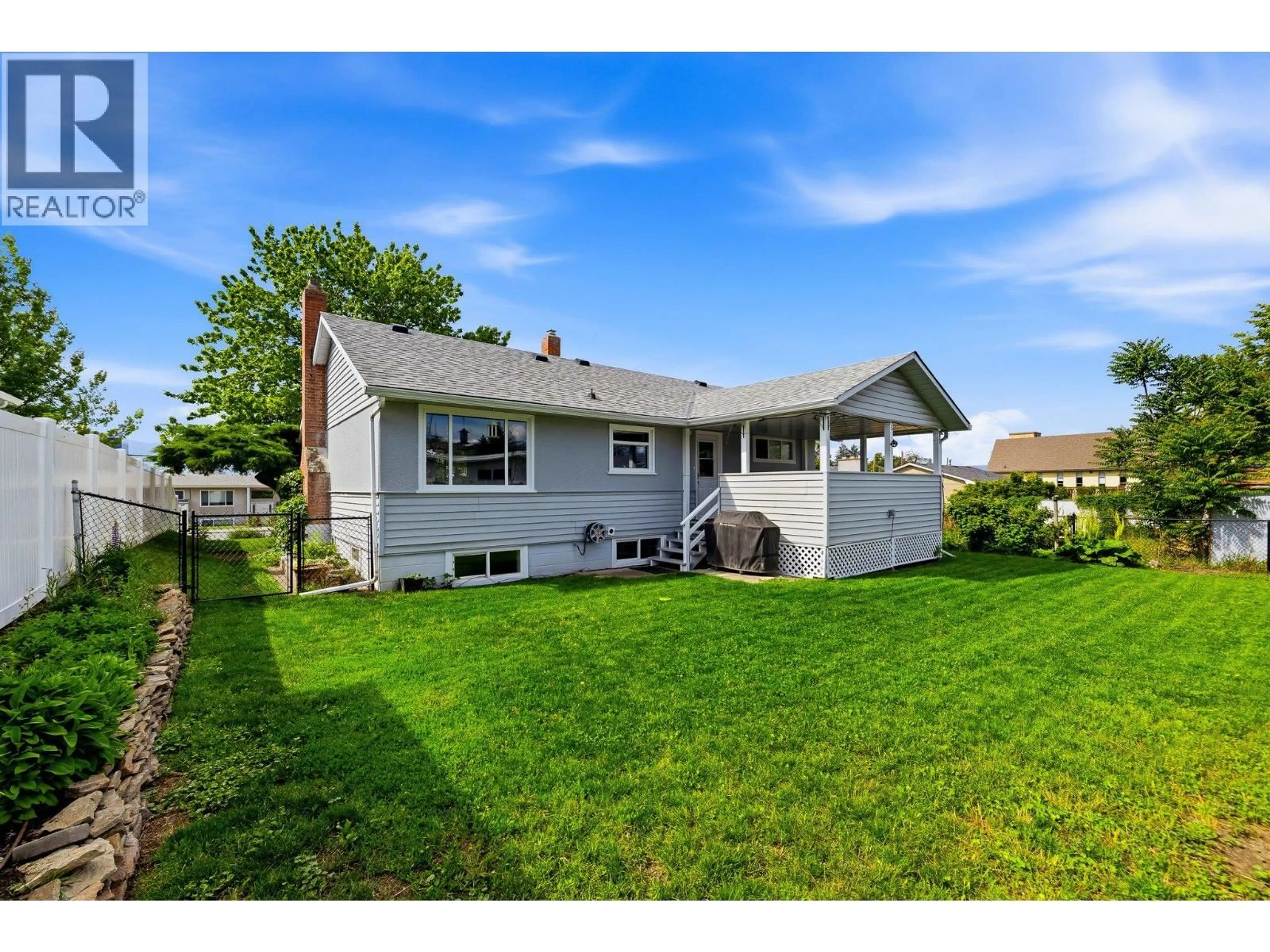 Home with vinyl exterior material, street for 1614 BERNARD AVENUE, Kelowna British Columbia V1Y6R9