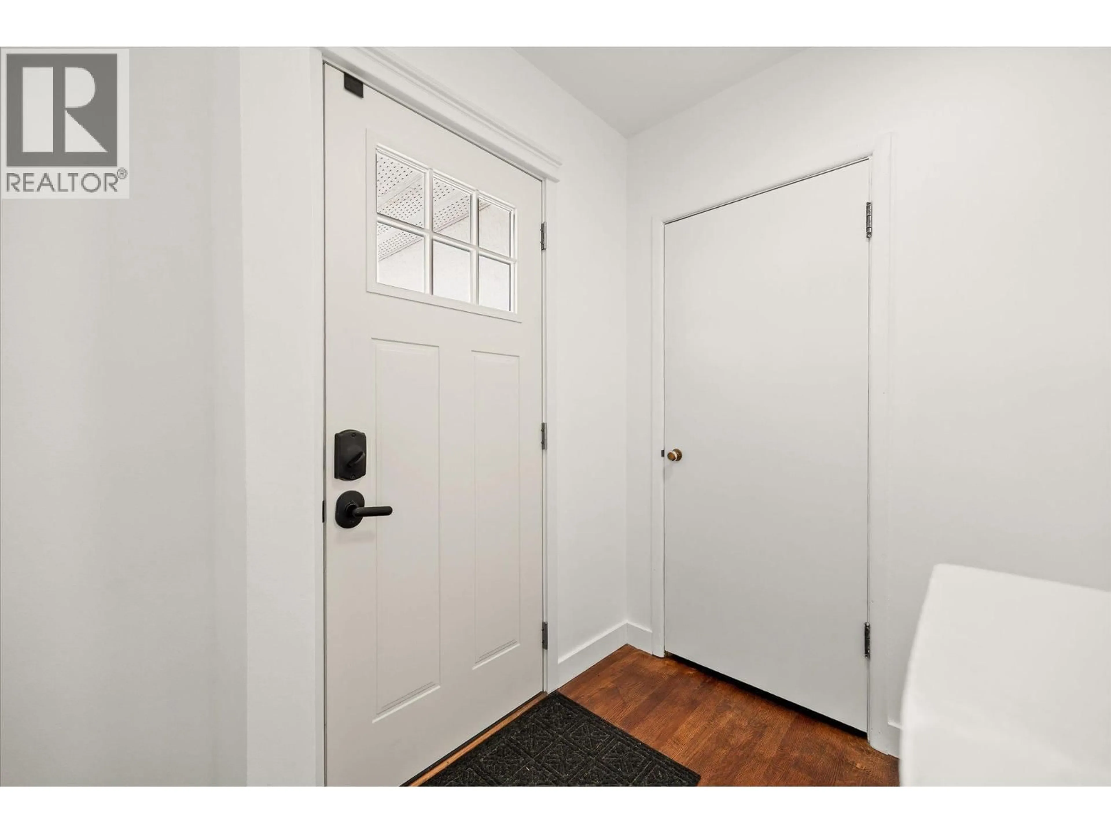 Indoor entryway for 1614 BERNARD AVENUE, Kelowna British Columbia V1Y6R9