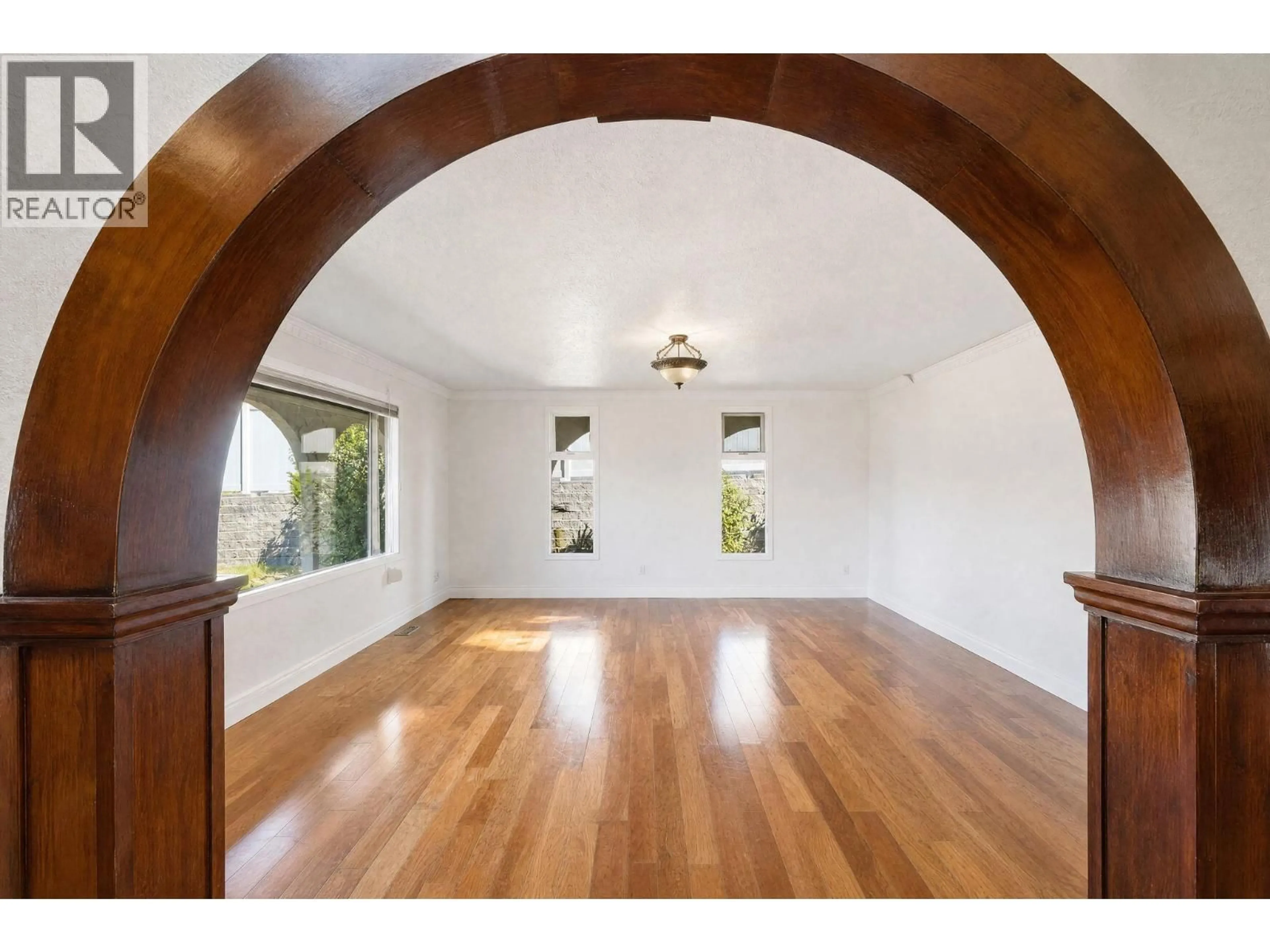 Indoor entryway for 402 TRURO STREET, Penticton British Columbia V2A4C7