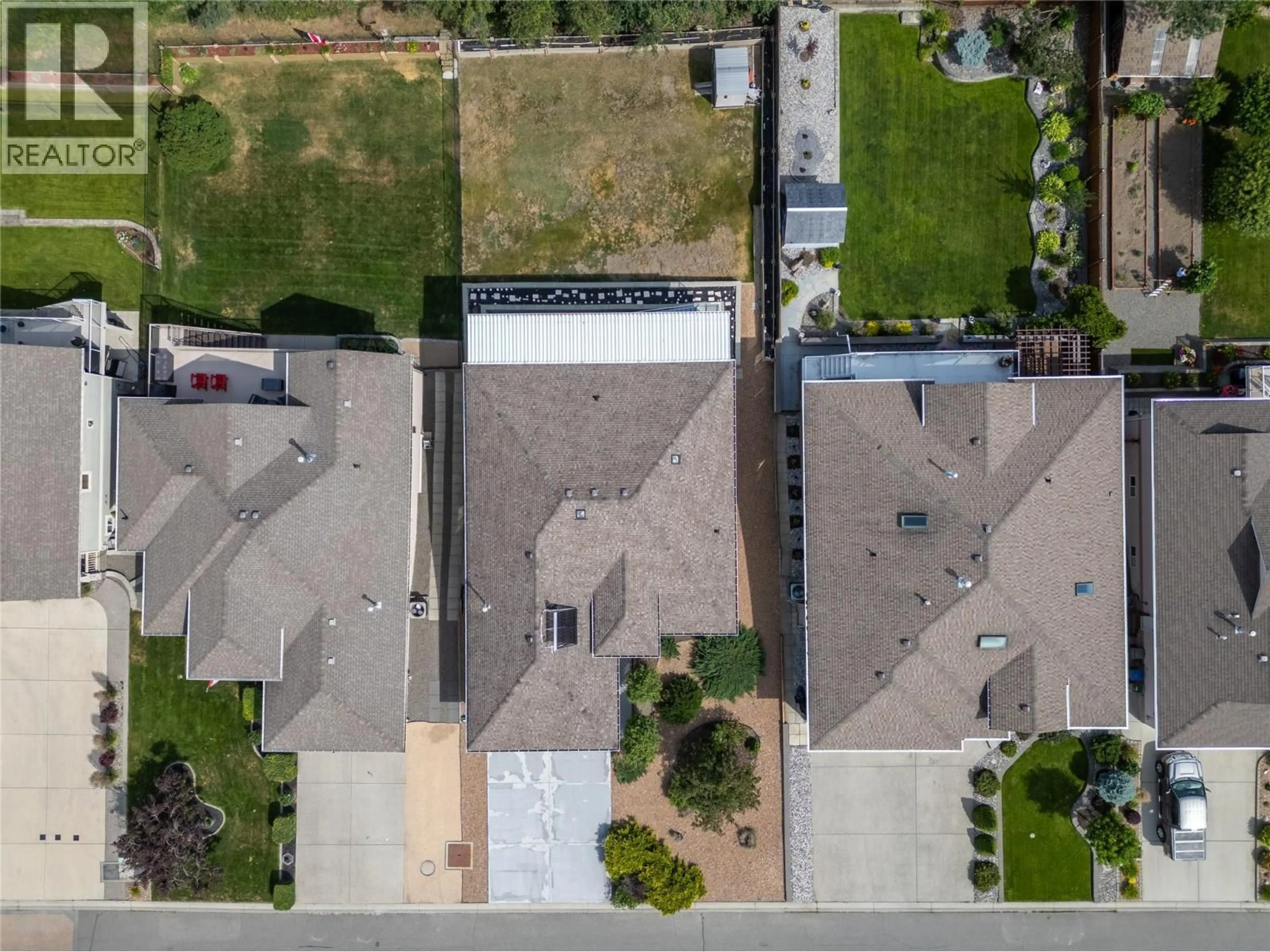 A pic from outside/outdoor area/front of a property/back of a property/a pic from drone, street for 3727 OVERLANDER DRIVE, Kamloops British Columbia V2B8M4