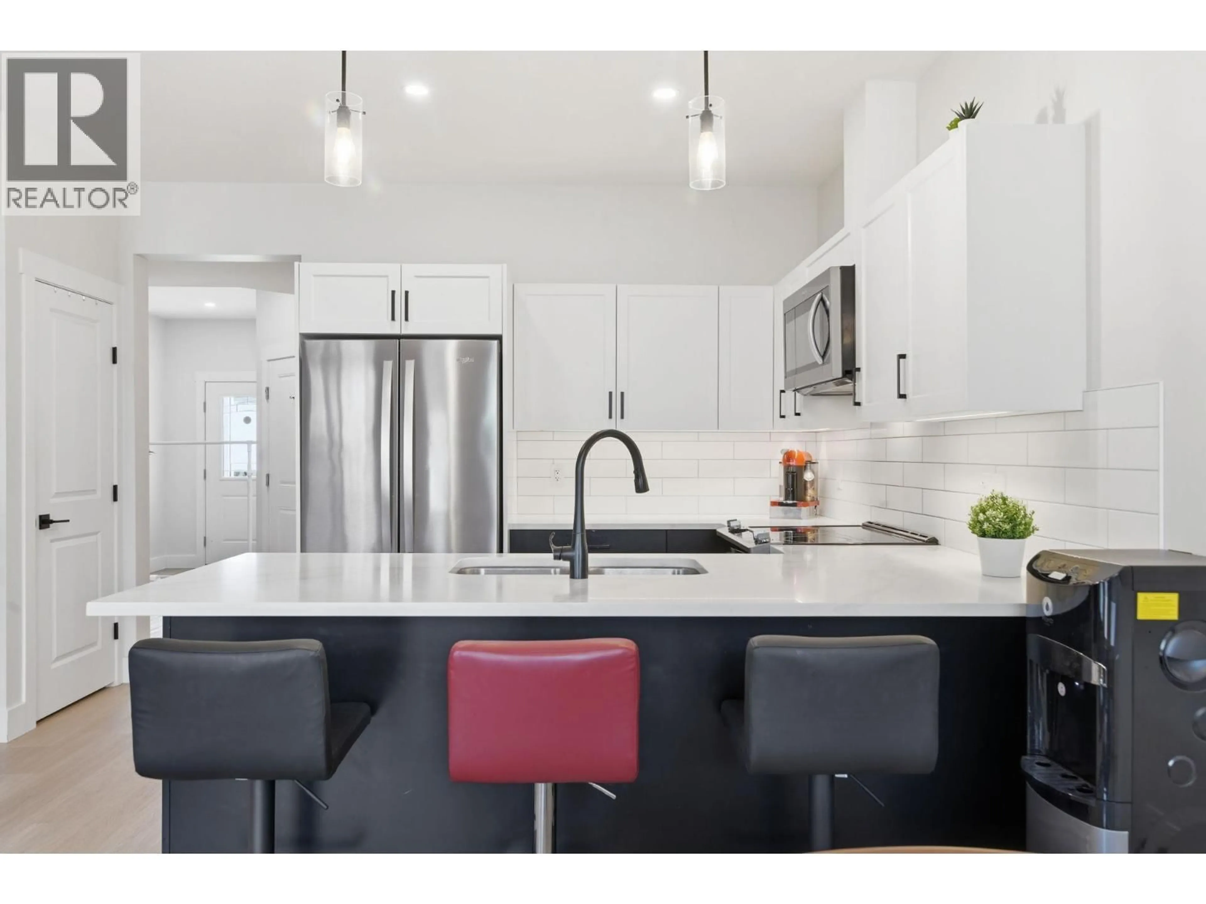 Contemporary kitchen, ceramic/tile floor for 6 - 1999 15 AVENUE, Vernon British Columbia V1T0C6