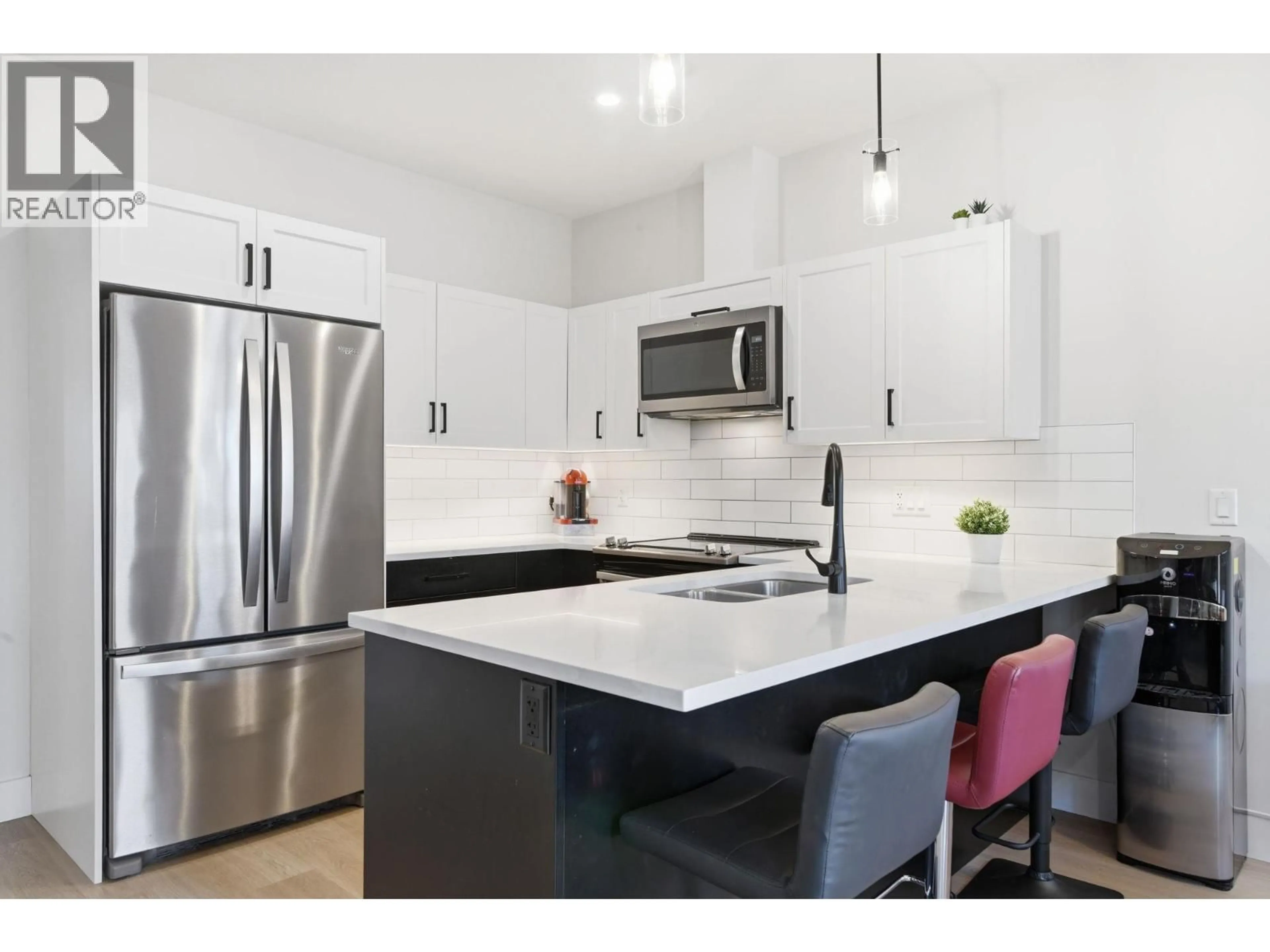 Contemporary kitchen, unknown for 6 - 1999 15 AVENUE, Vernon British Columbia V1T0C6