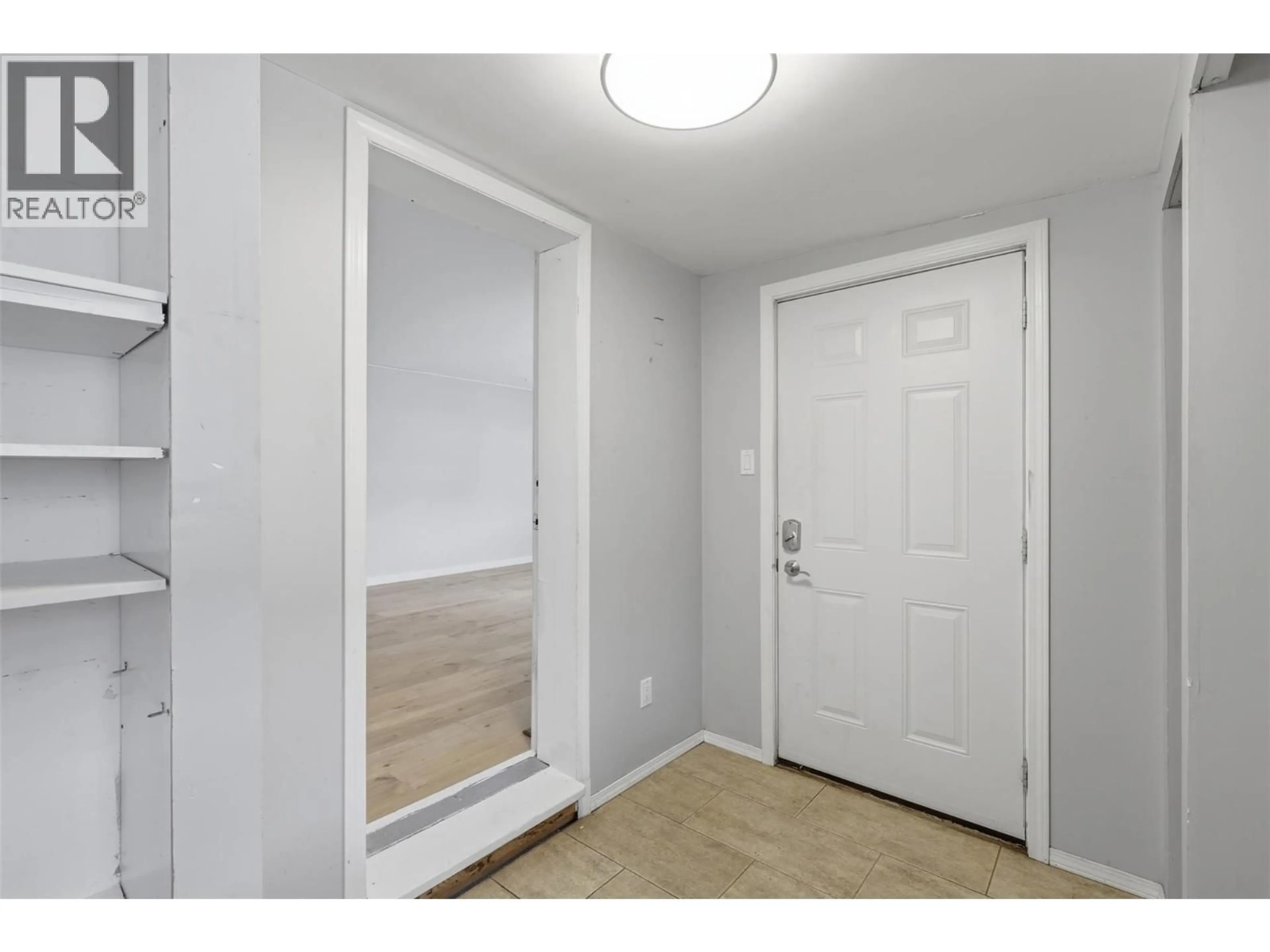 Indoor entryway for 5 - 4796 TRANS CANADA HIGHWAY, Kamloops British Columbia V1S2A8