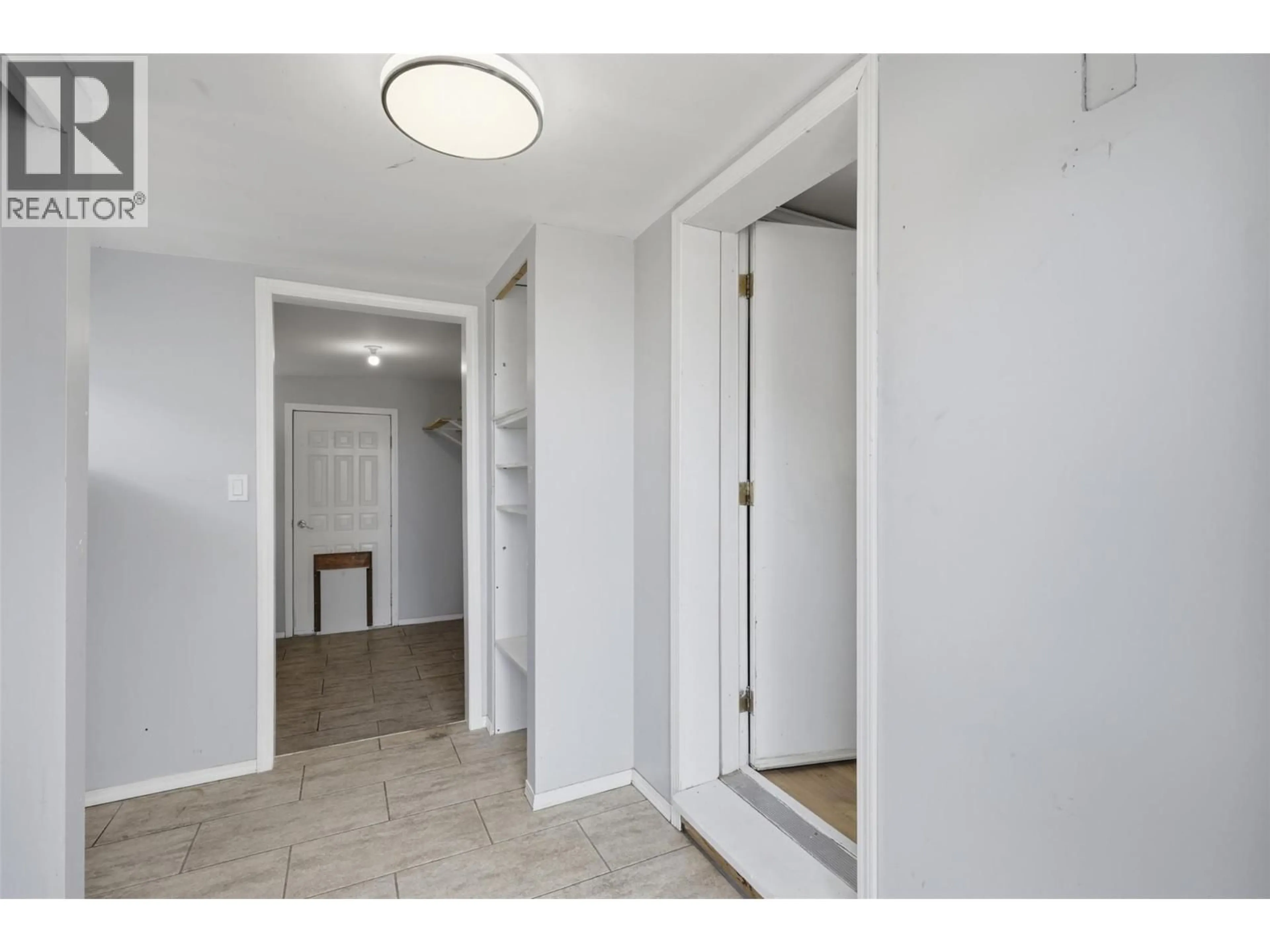 Indoor entryway for 5 - 4796 TRANS CANADA HIGHWAY, Kamloops British Columbia V1S2A8