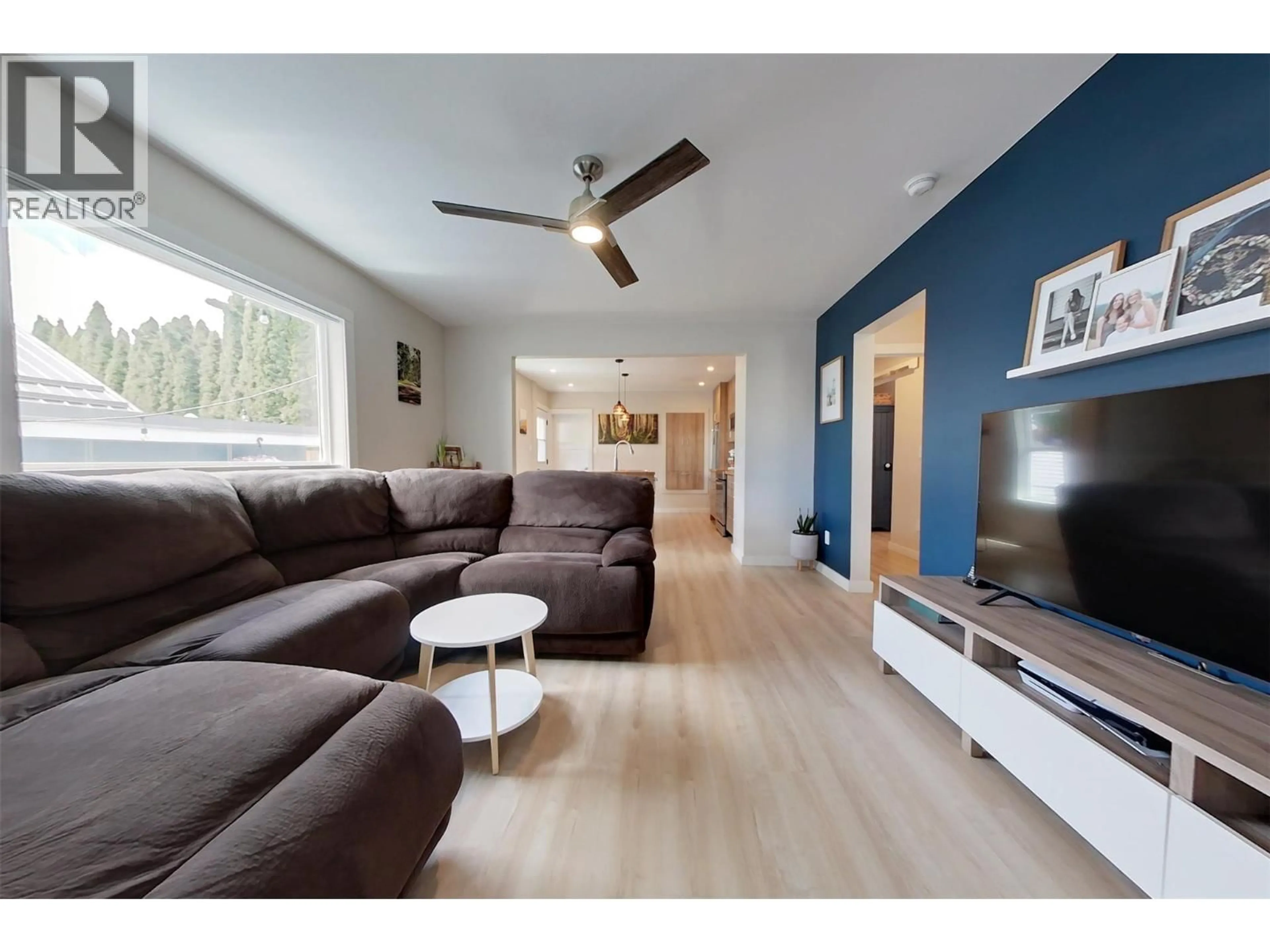Living room with furniture, wood/laminate floor for 33 WALLINGER AVENUE, Kimberley British Columbia V1A1Y6