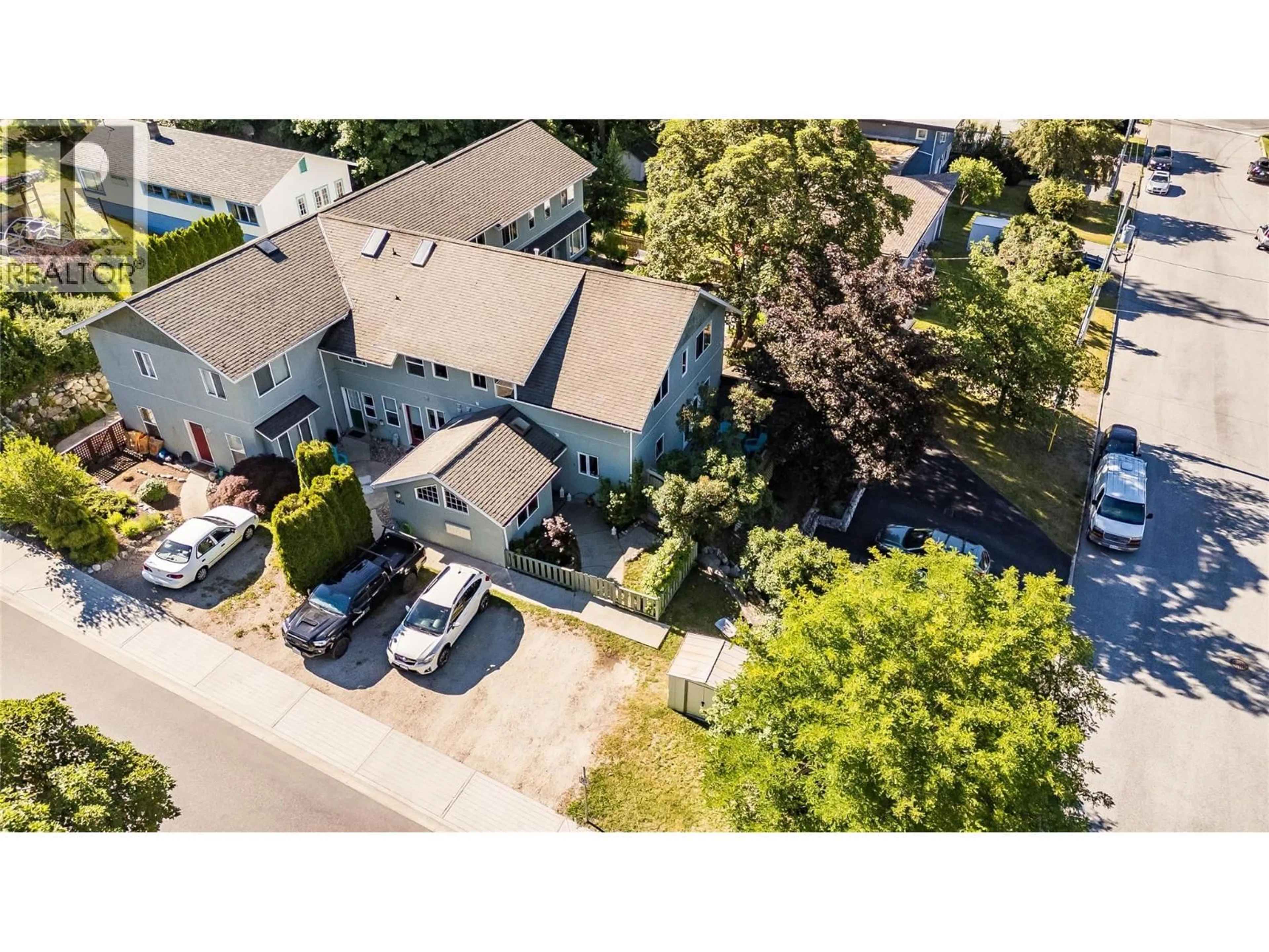 A pic from outside/outdoor area/front of a property/back of a property/a pic from drone, street for 3 - 1004 DAVIES STREET, Nelson British Columbia V1L3V2