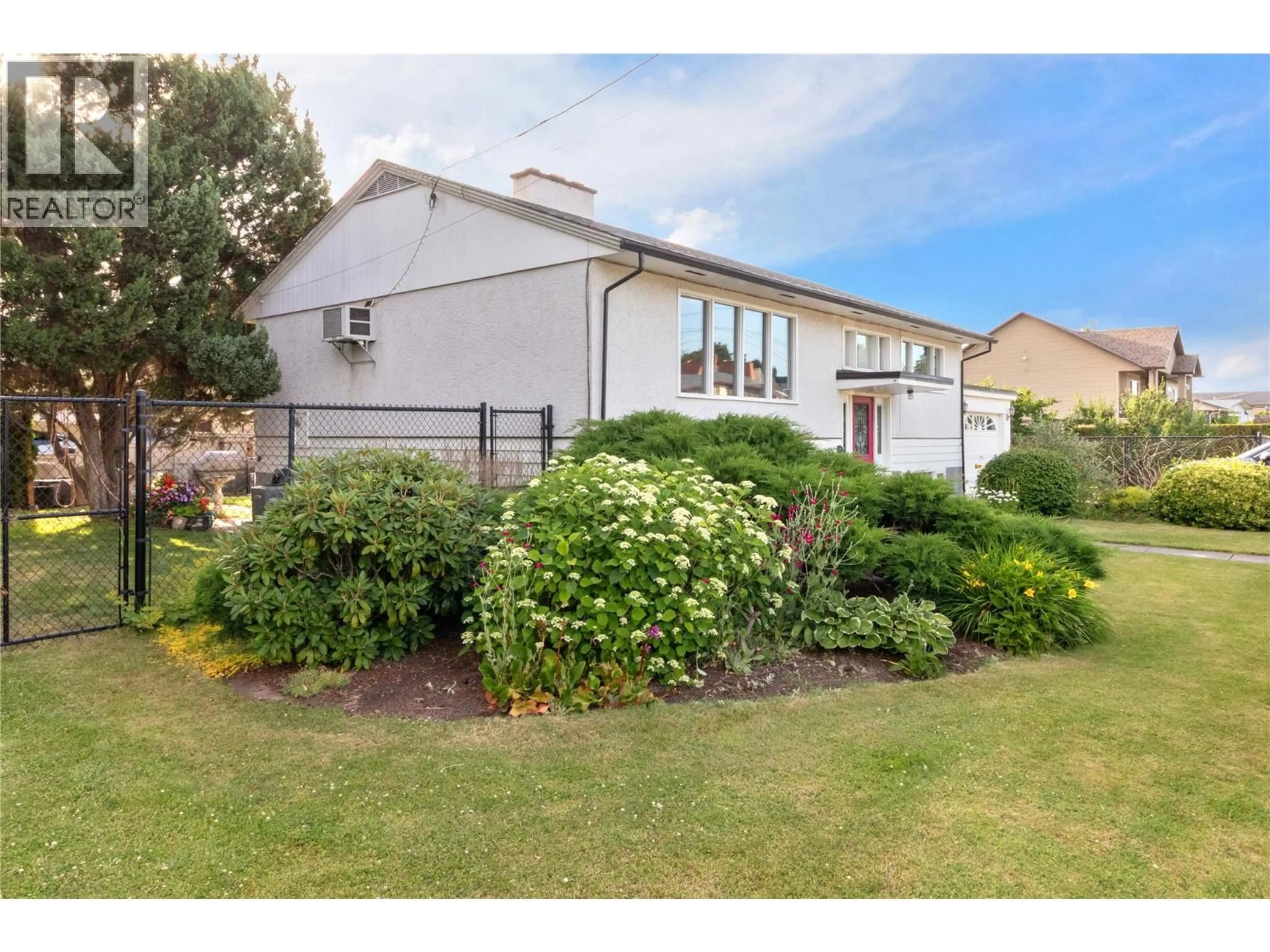 A pic from outside/outdoor area/front of a property/back of a property/a pic from drone, street for 350 FLEMING ROAD, Kelowna British Columbia V1X3Z3