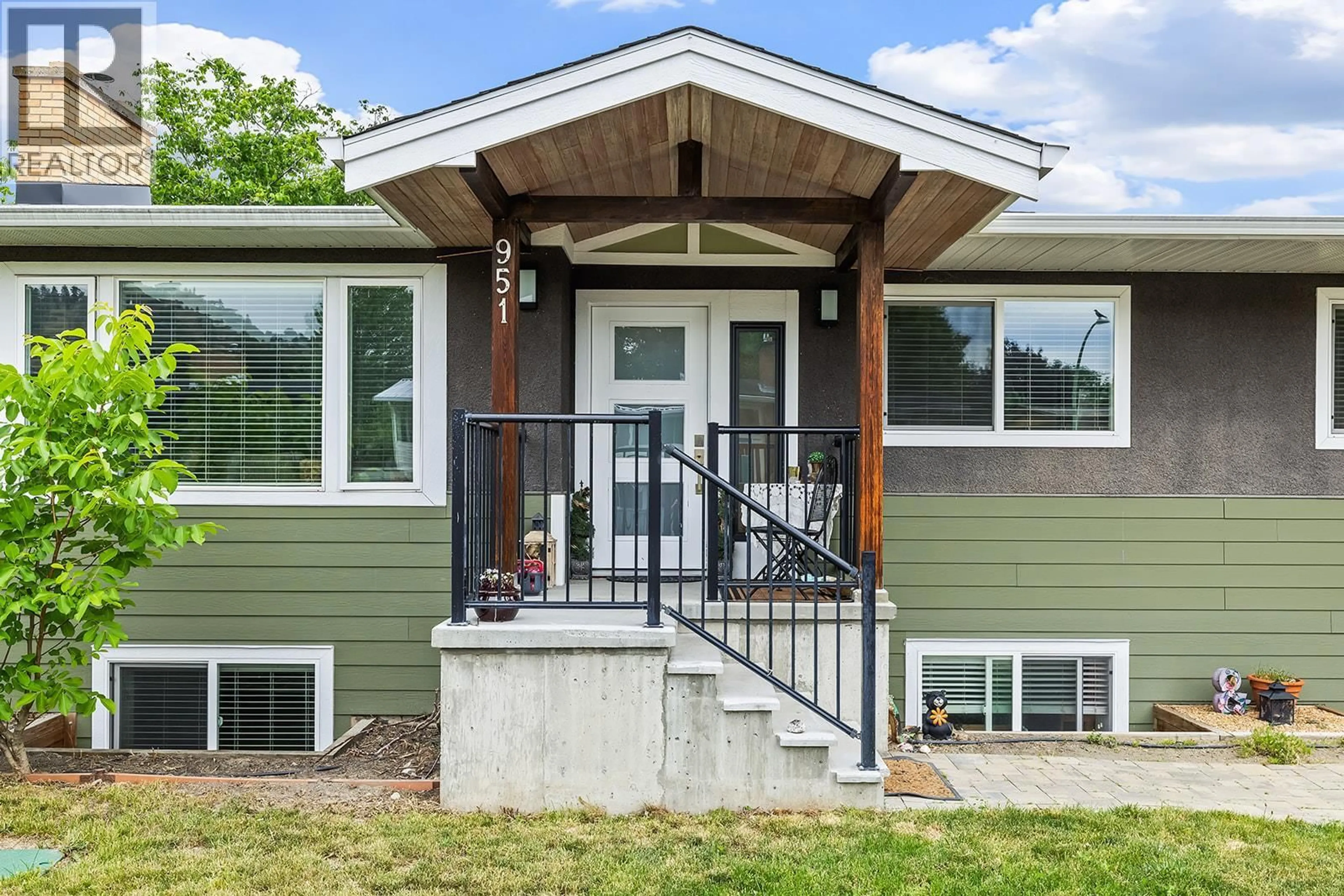 Home with vinyl exterior material, street for 951 KENNEDY STREET, Kelowna British Columbia V1Y4E9