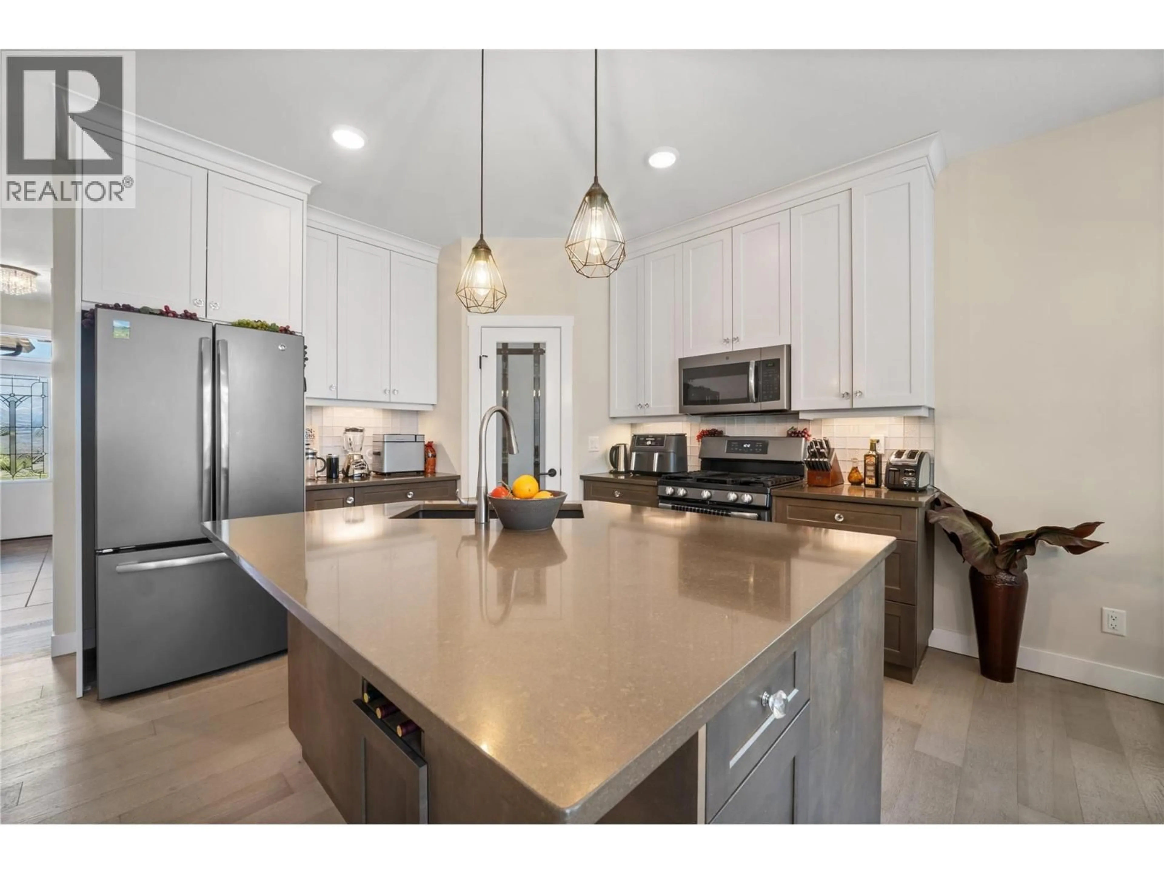 Open concept kitchen, ceramic/tile floor for 2 - 1791 10 STREET SOUTHWEST, Salmon Arm British Columbia V1E0E9