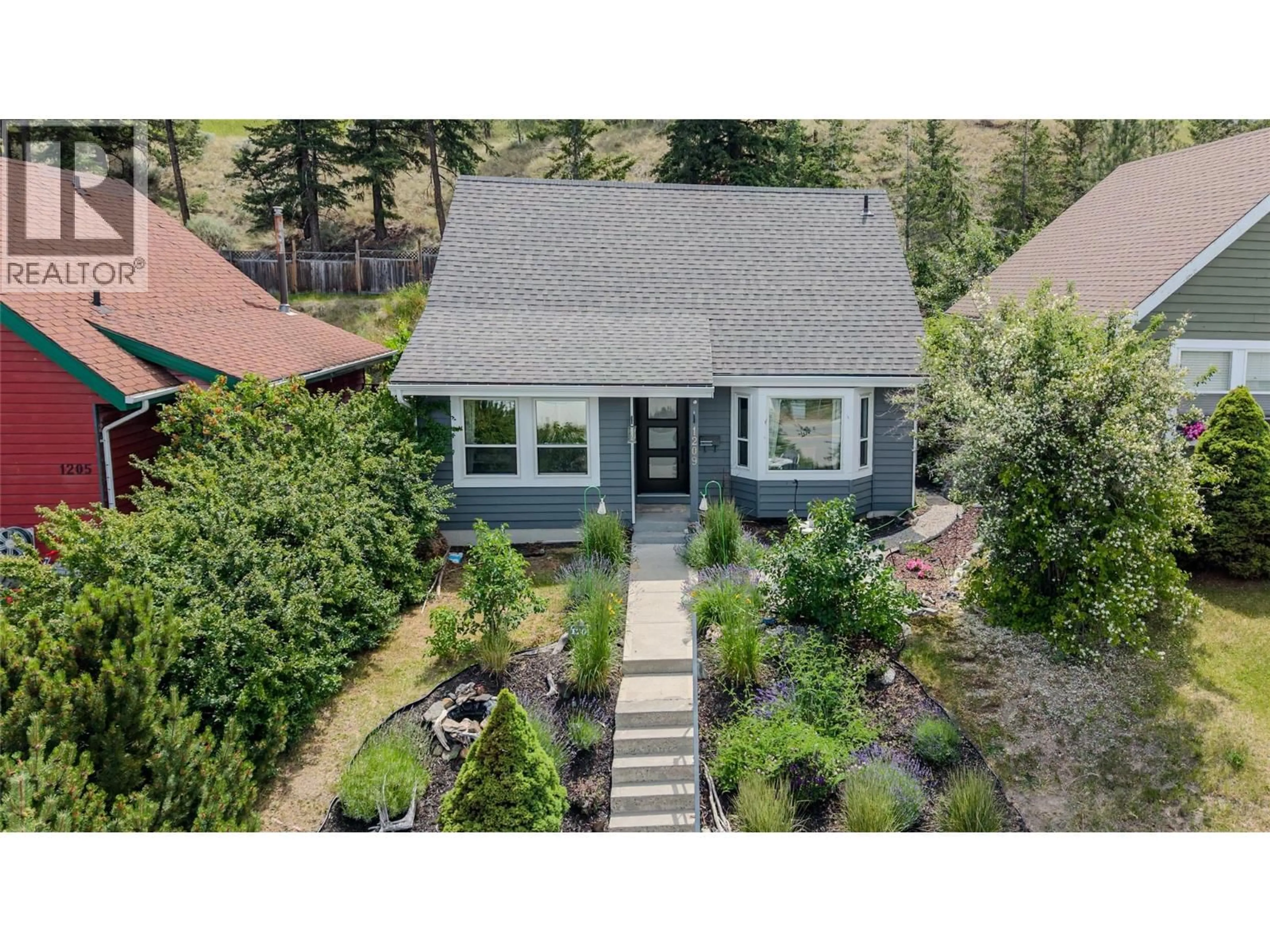 A pic from outside/outdoor area/front of a property/back of a property/a pic from drone, street for 1209 HOWE ROAD, Kamloops British Columbia V1S1M4
