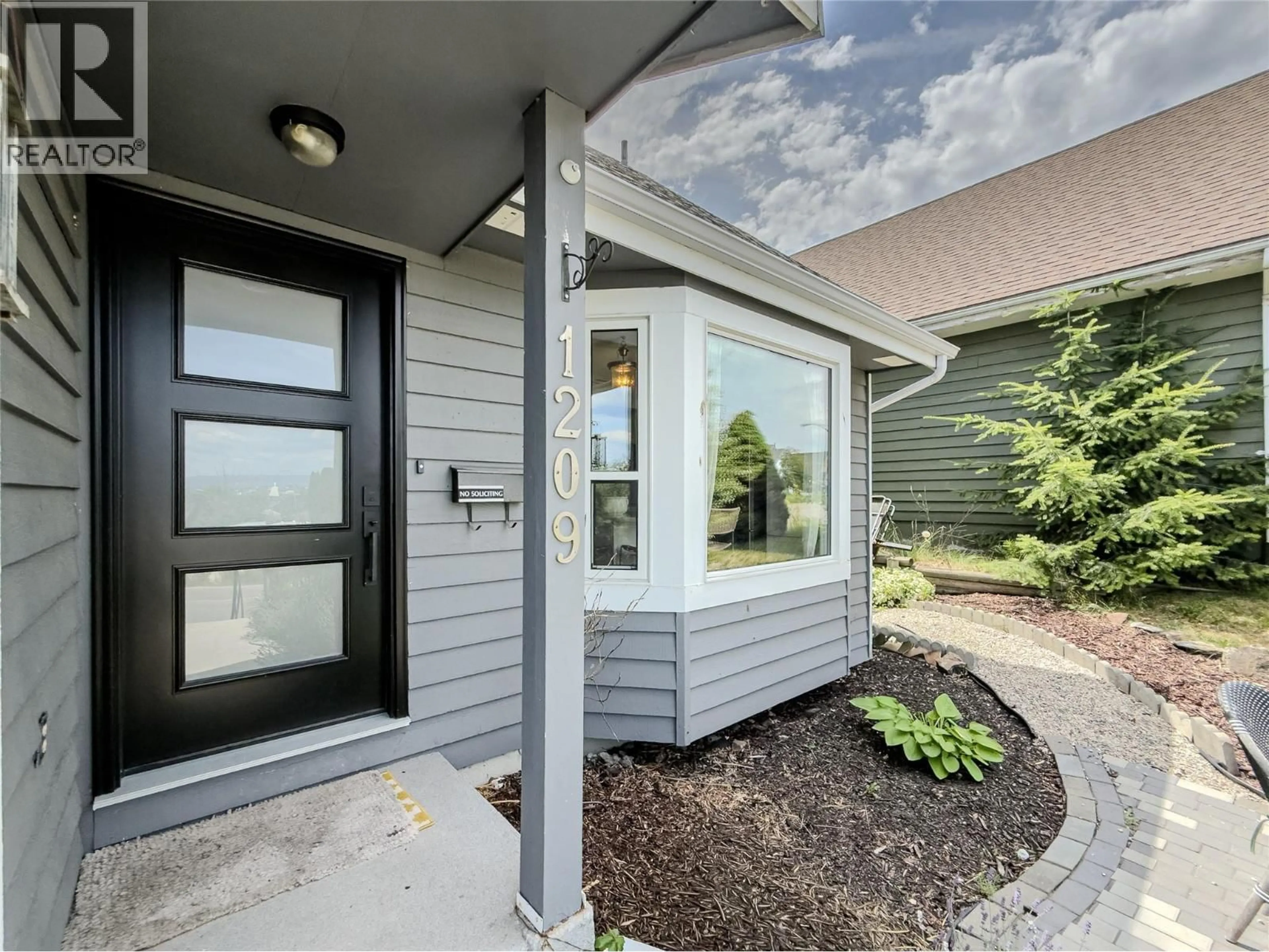 Indoor entryway for 1209 HOWE ROAD, Kamloops British Columbia V1S1M4