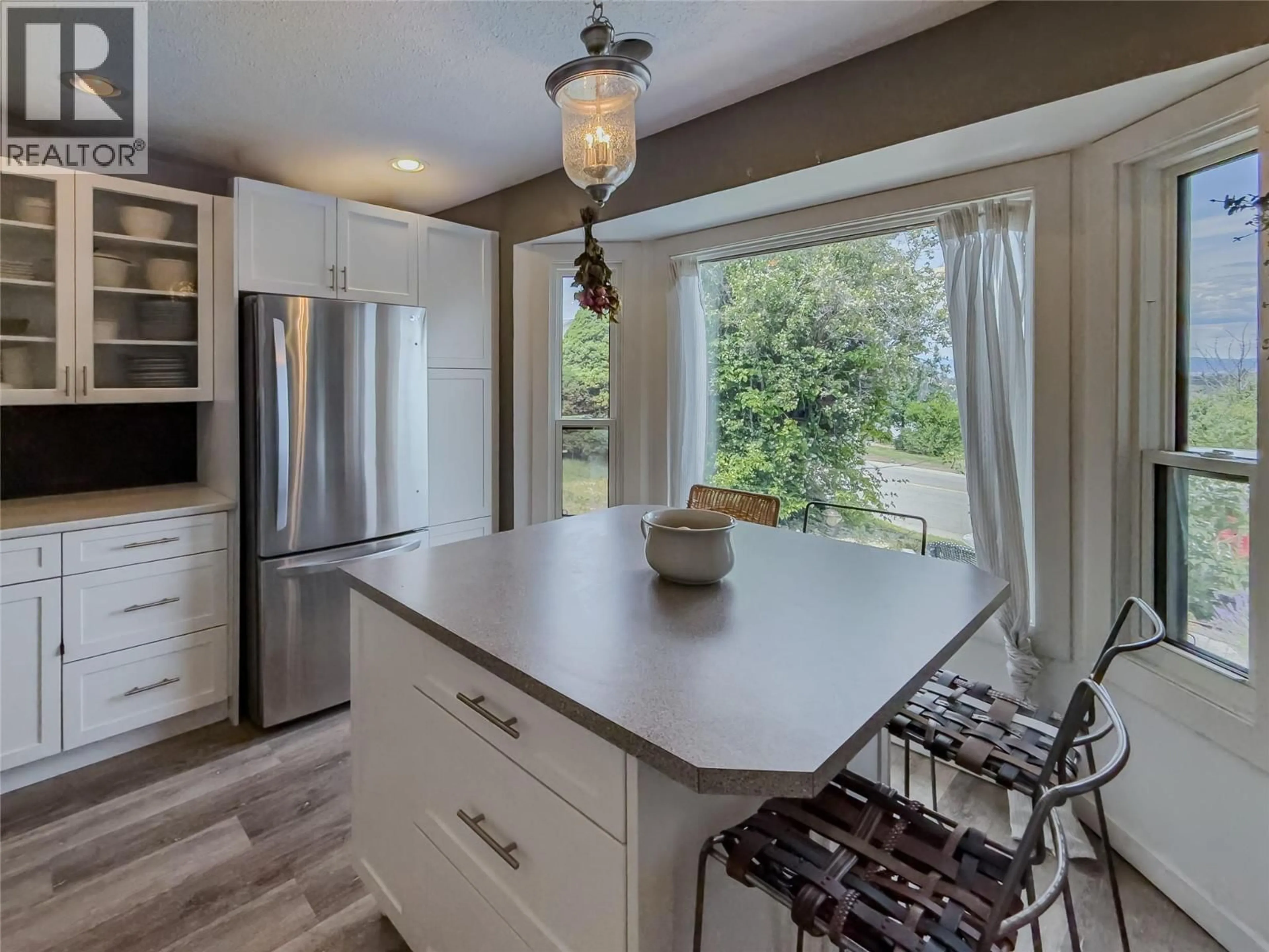 Open concept kitchen, ceramic/tile floor for 1209 HOWE ROAD, Kamloops British Columbia V1S1M4