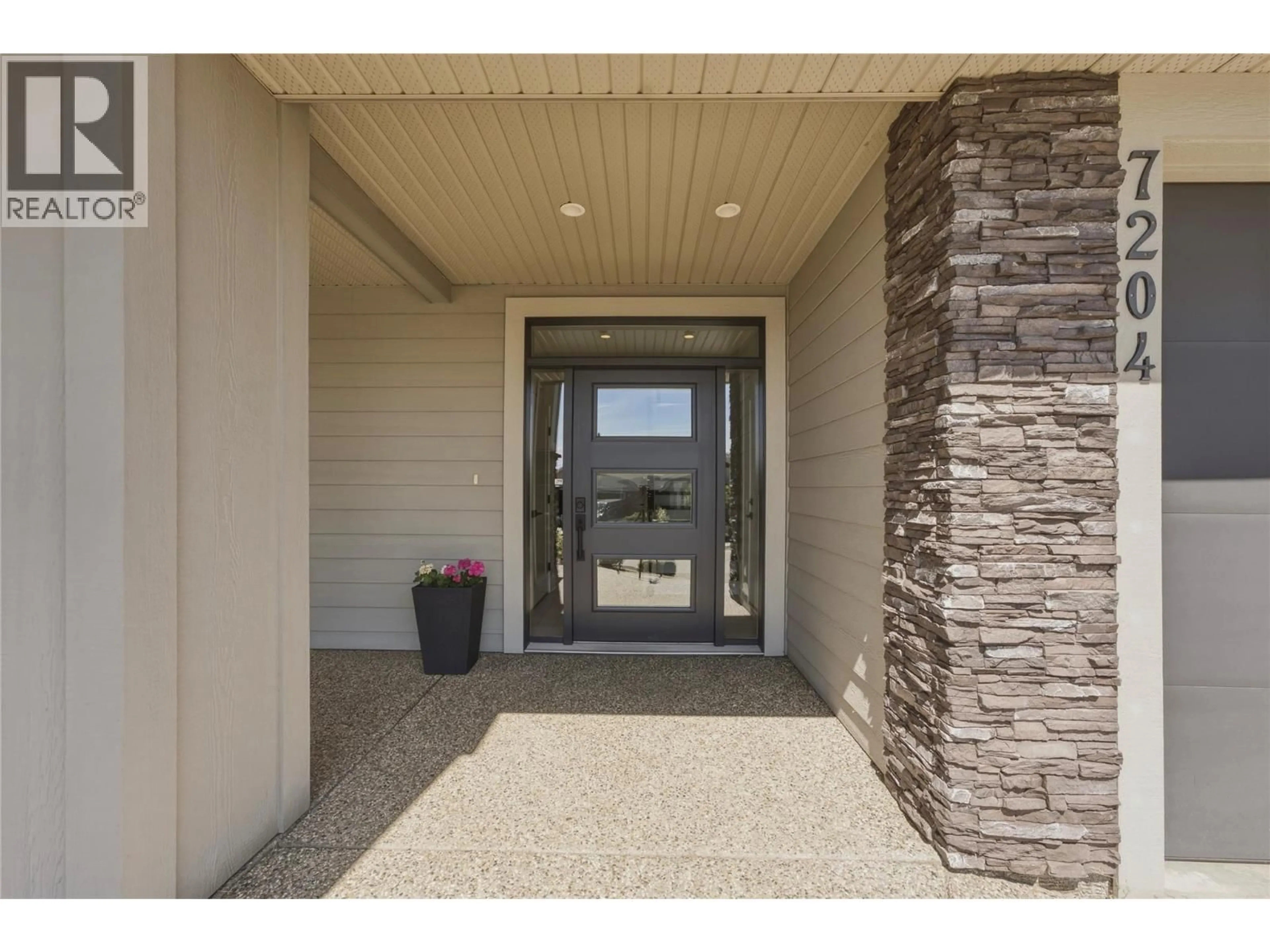 Indoor entryway for 7204 APEX DRIVE, Vernon British Columbia V1B4E4