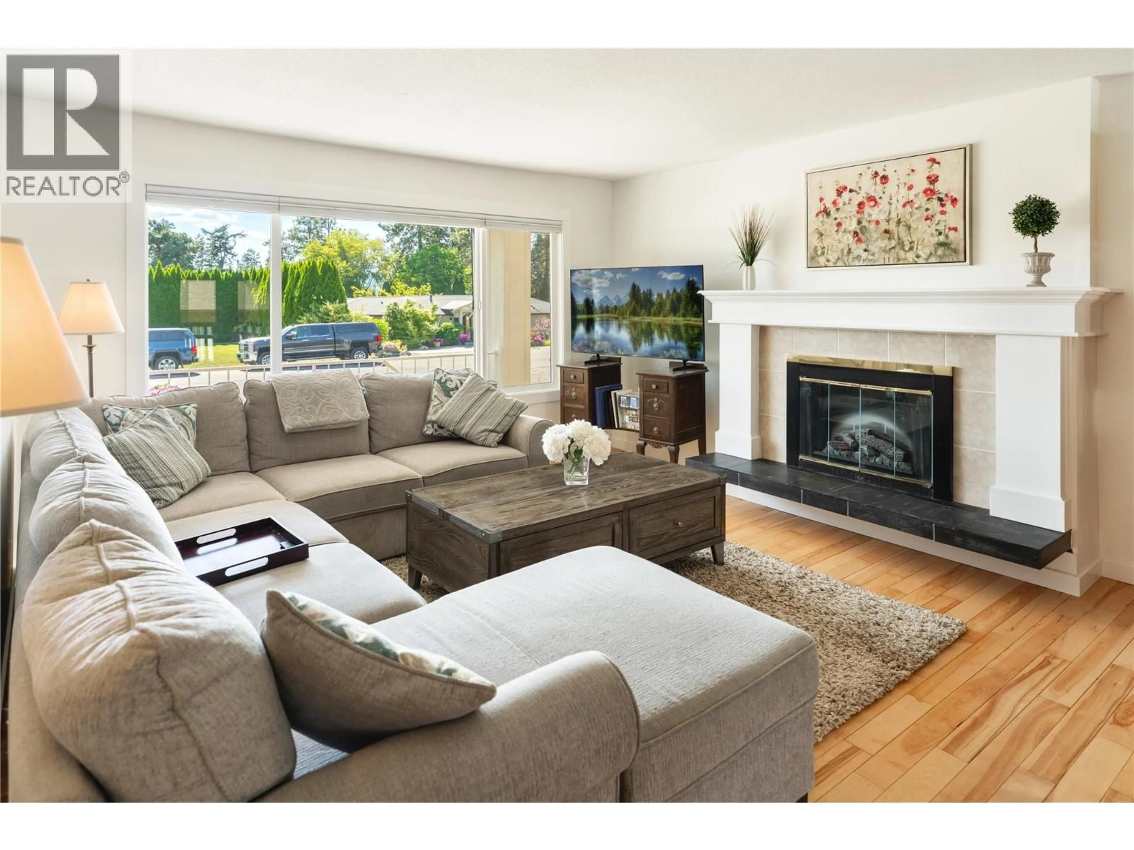 Living room with furniture, unknown for 2425 O'REILLY ROAD, Kelowna British Columbia V1W2V7