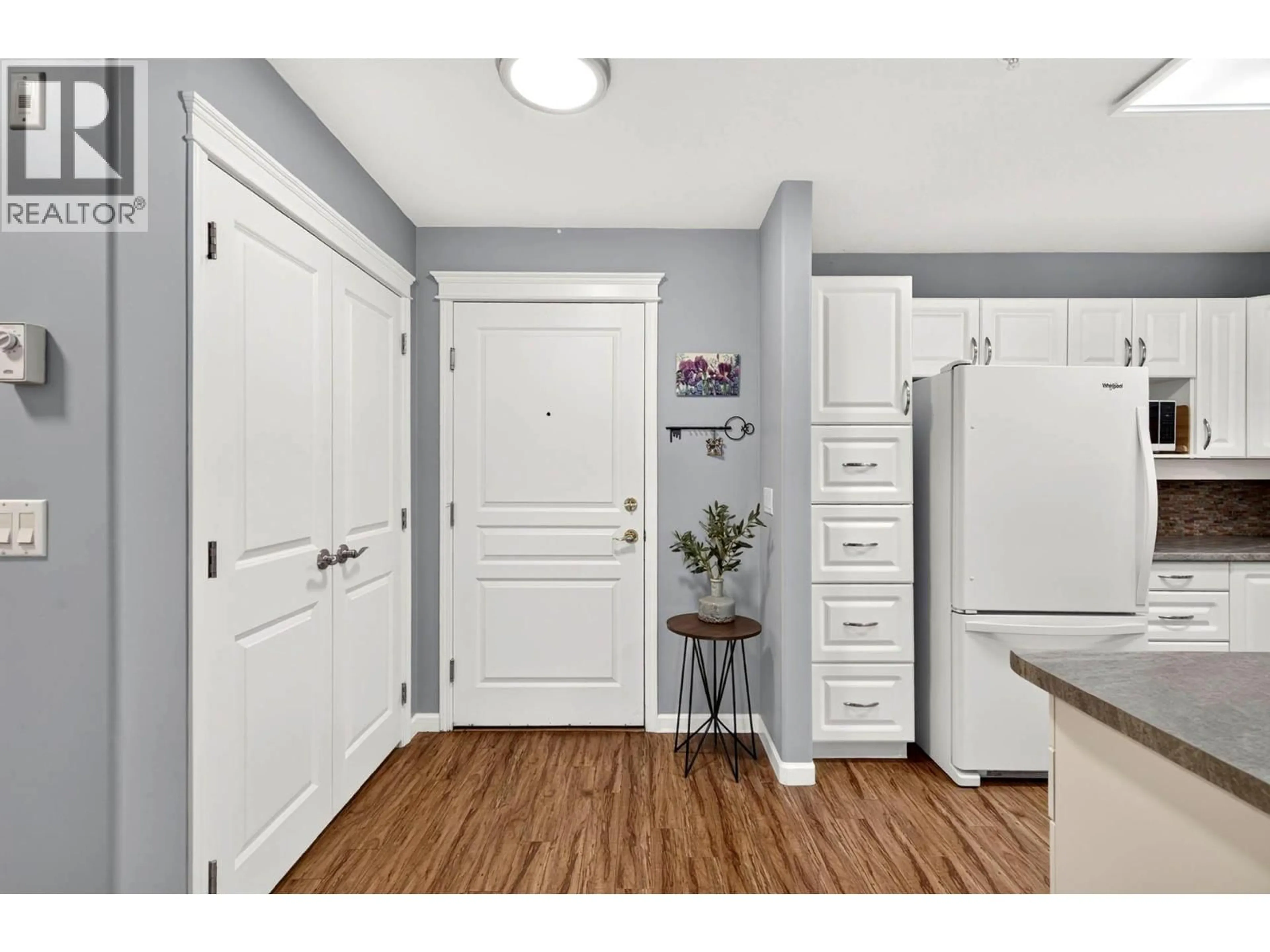 Indoor entryway for 102 - 510 LORNE STREET, Kamloops British Columbia V2C1W3