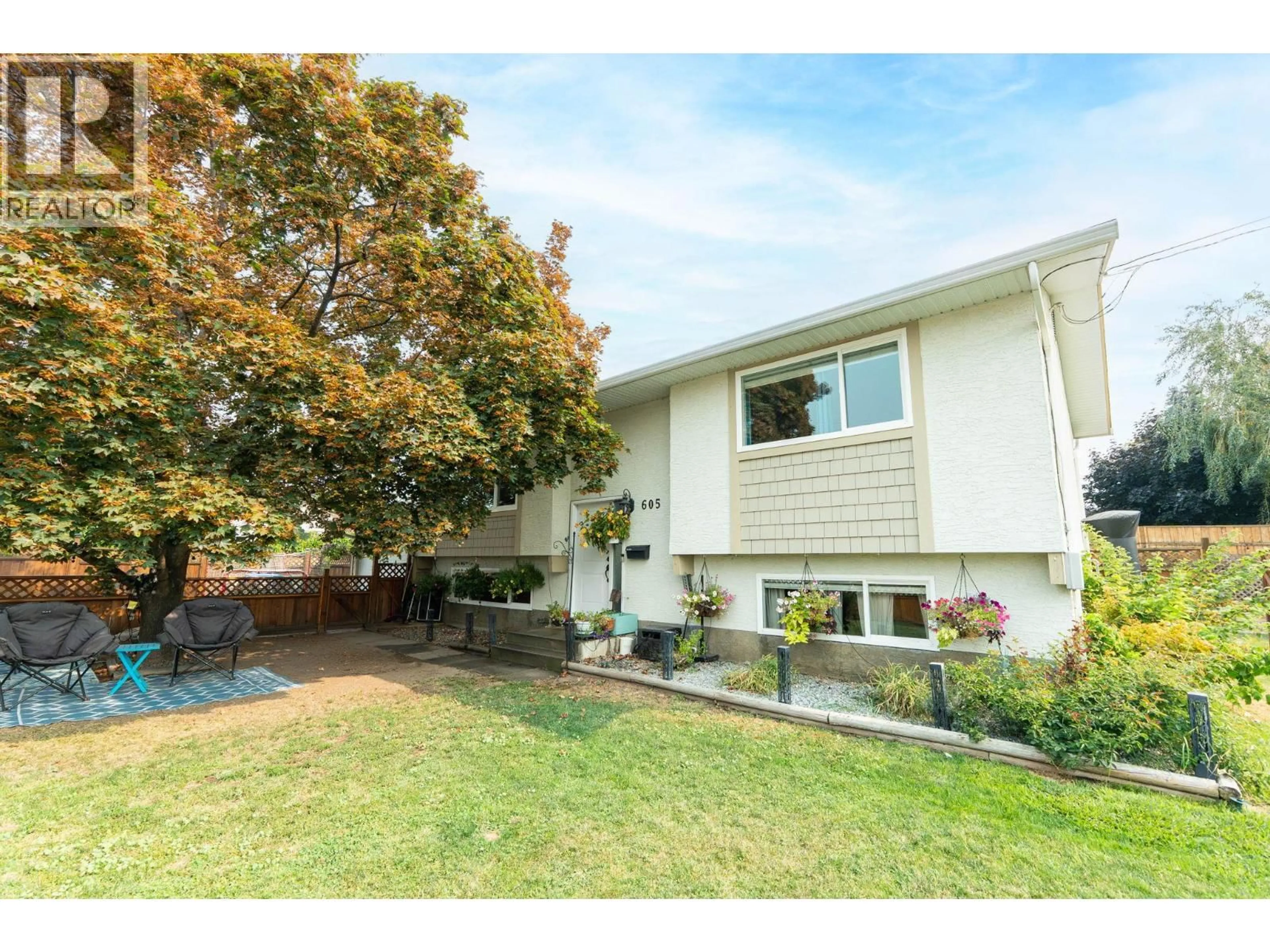 Home with vinyl exterior material, street for 605 STIRLING ROAD, Kelowna British Columbia V1X3X4