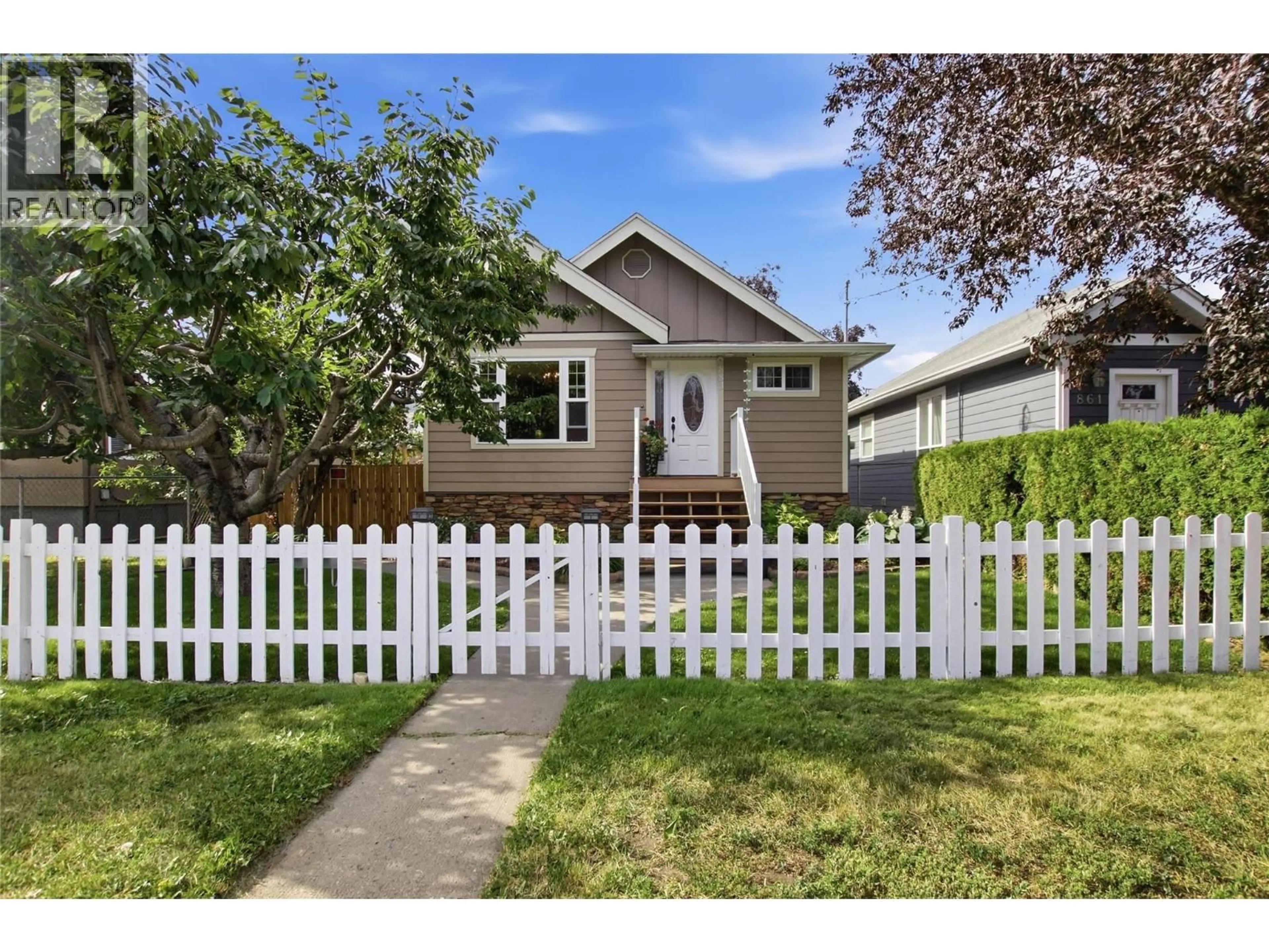 Home with vinyl exterior material, street for 883 ST PAUL STREET, Kamloops British Columbia V2C2K6
