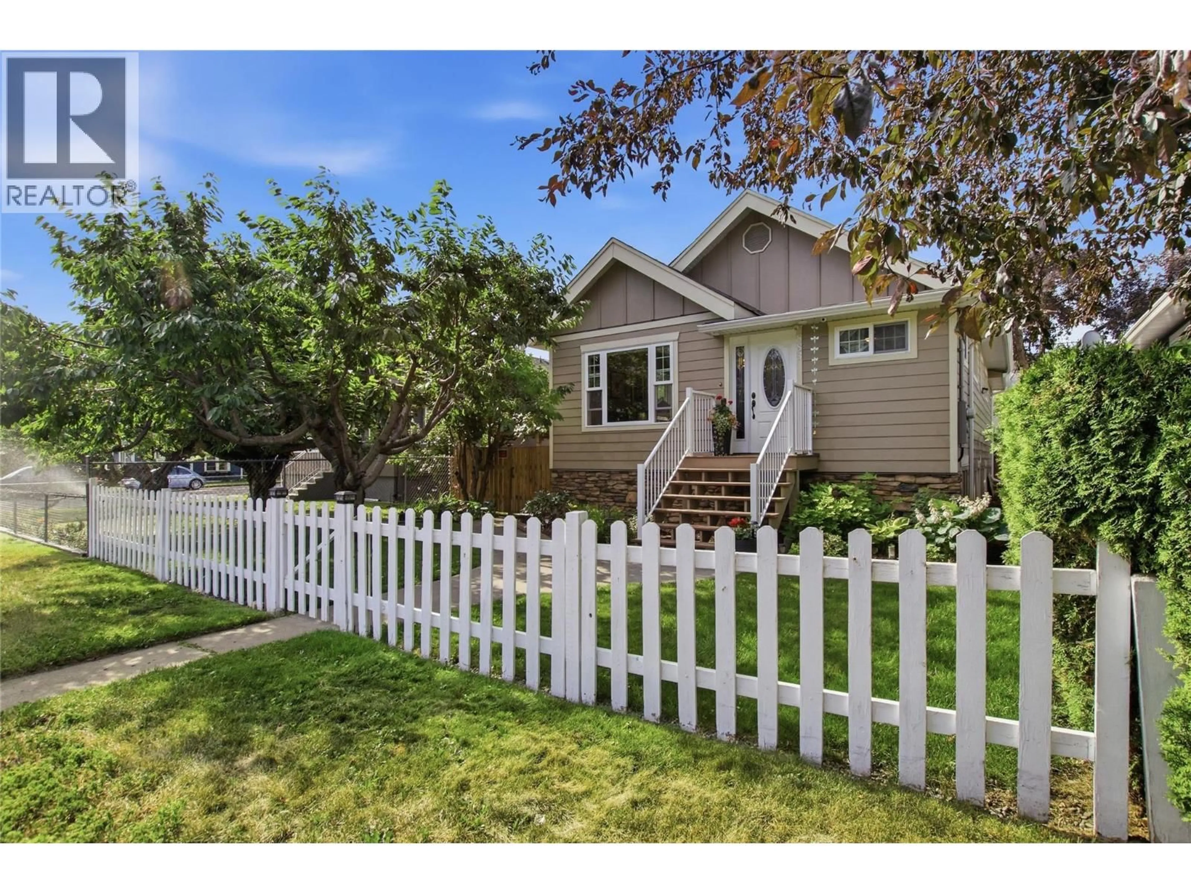 Home with vinyl exterior material, street for 883 ST PAUL STREET, Kamloops British Columbia V2C2K6