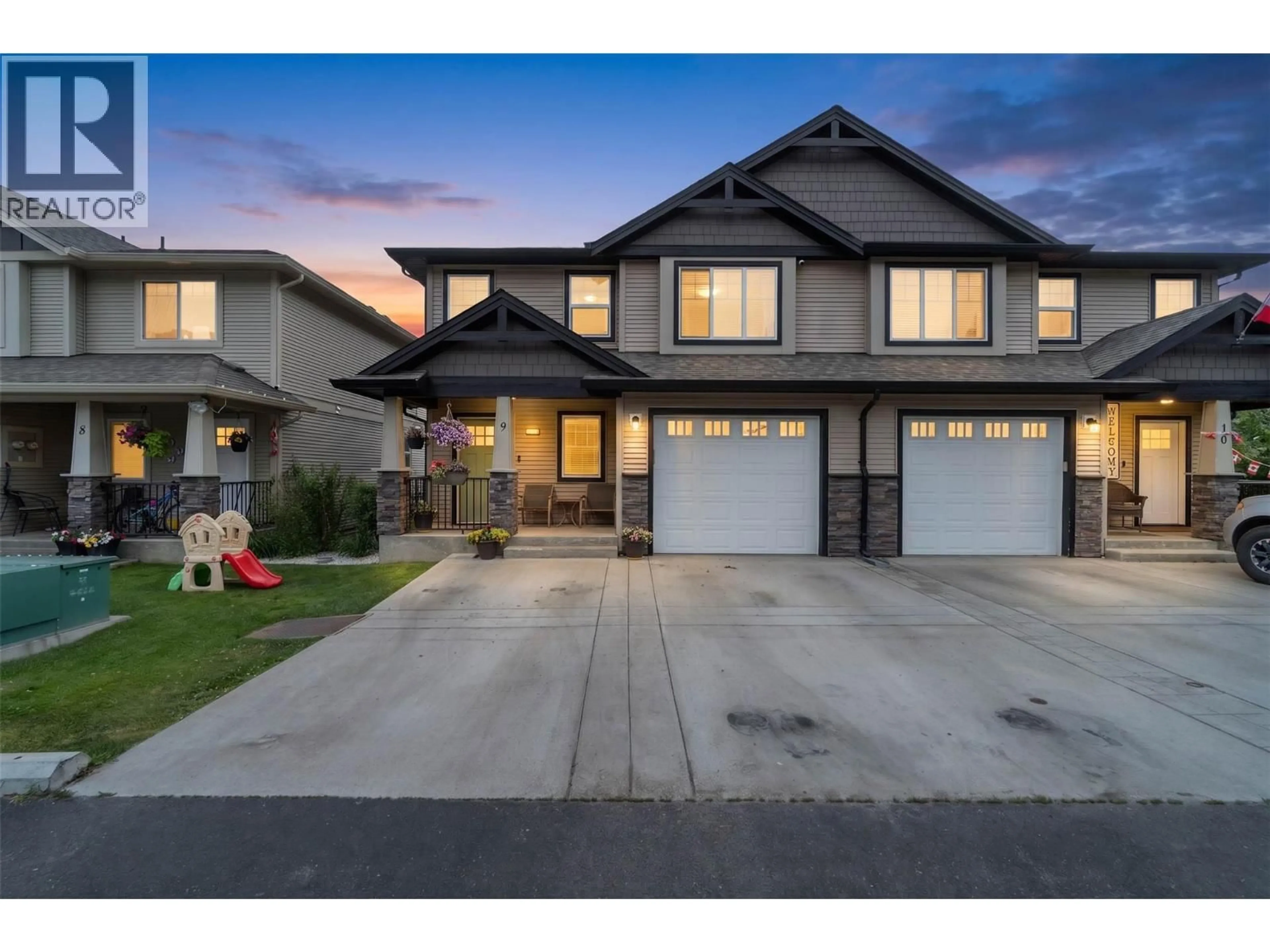 Home with vinyl exterior material, street for 9 - 2592 CRESTLINE STREET, Kamloops British Columbia V2B0E7