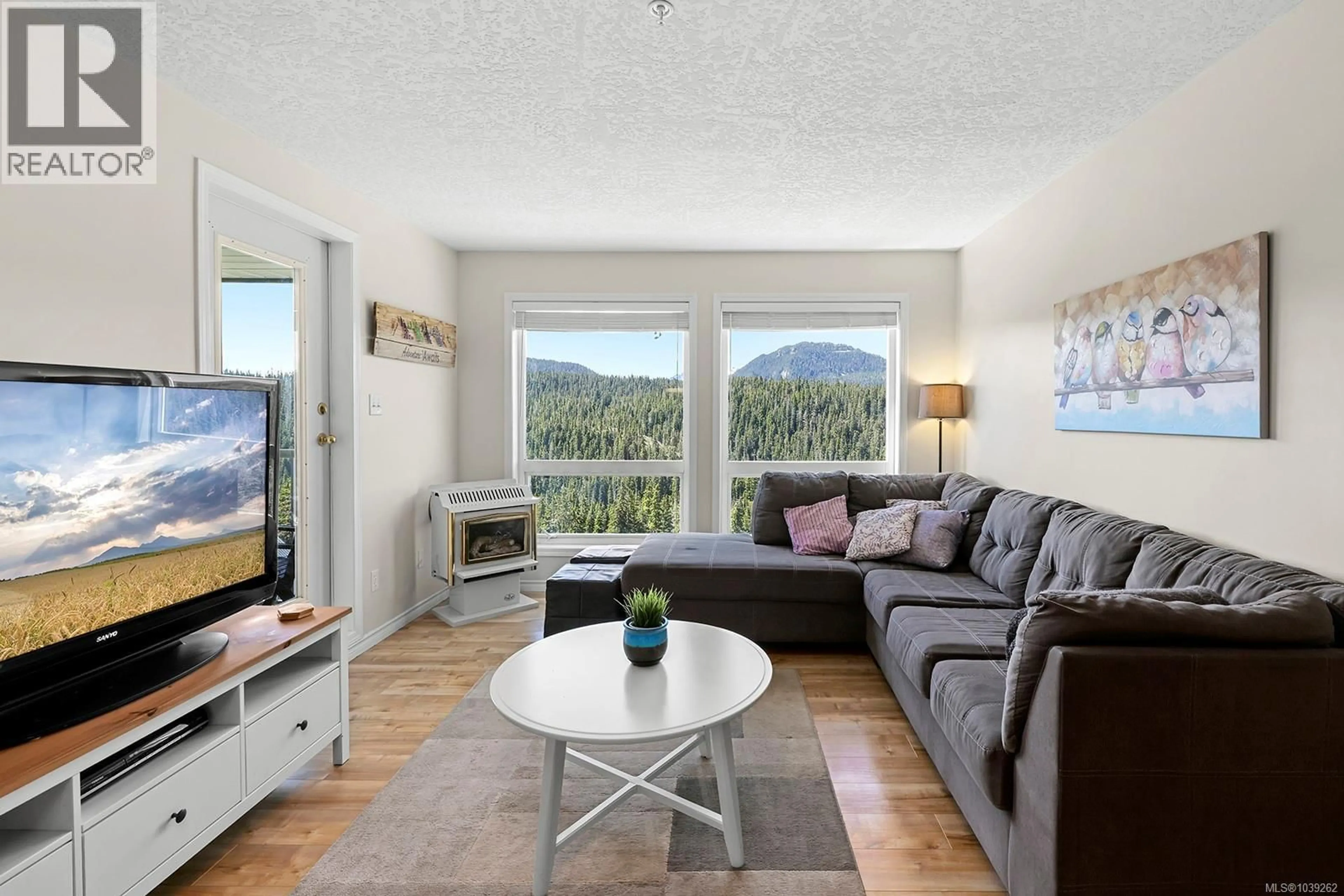 Living room with furniture, unknown for 312 - 1201 HENRY ROAD, Courtenay British Columbia V9J1L0