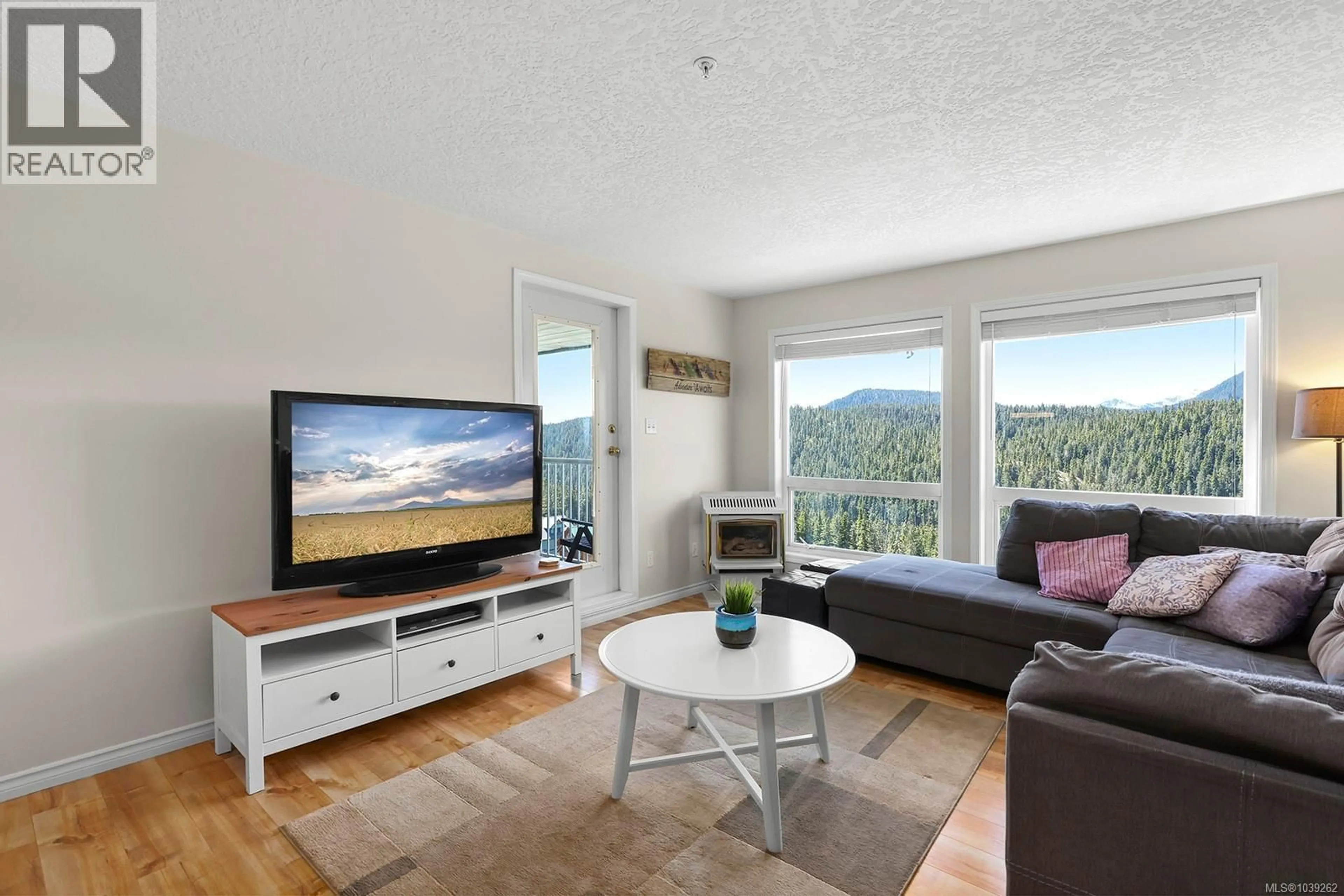 Living room with furniture, wood/laminate floor for 312 - 1201 HENRY ROAD, Courtenay British Columbia V9J1L0