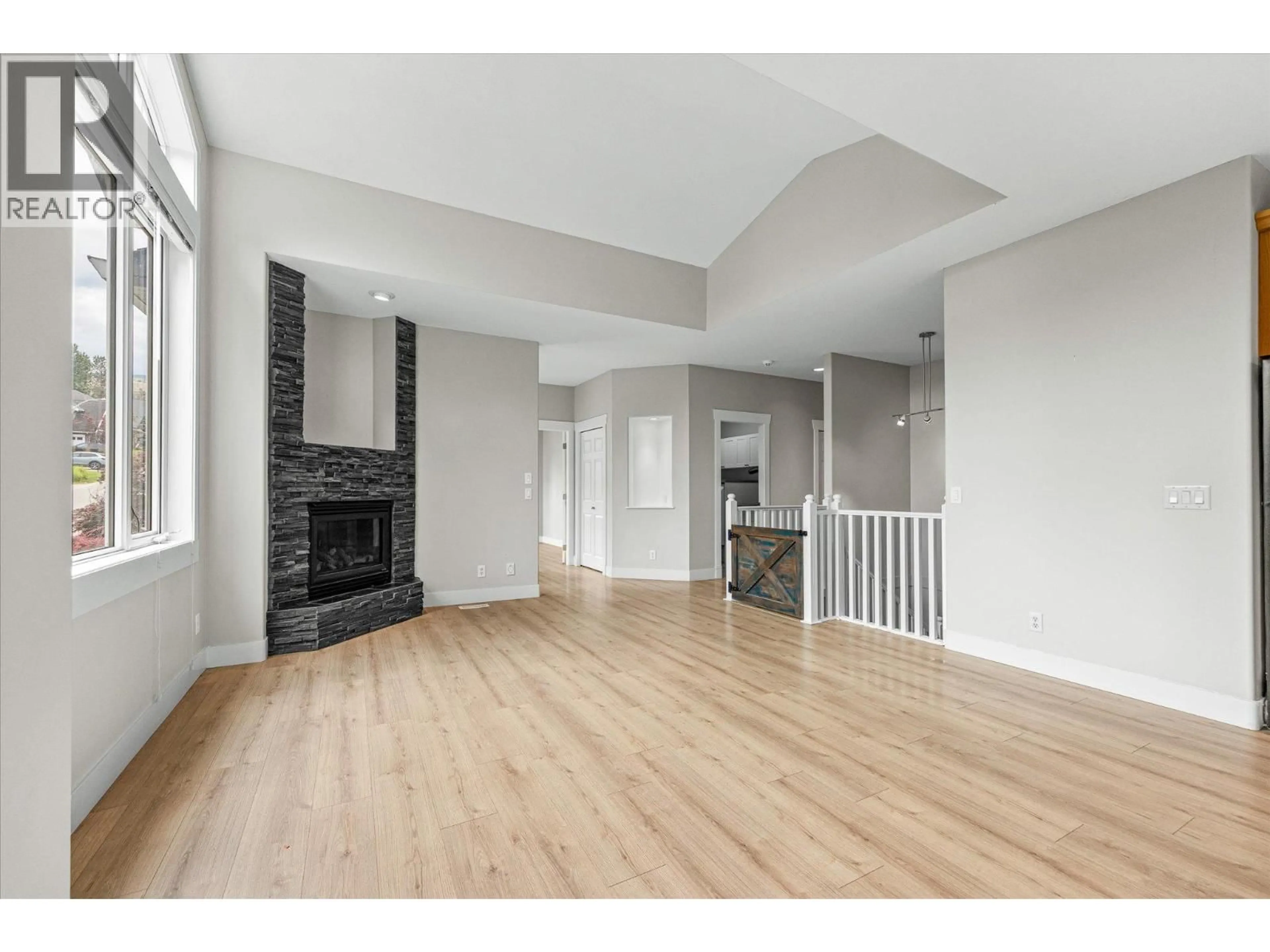 Unknown for 574 GOWEN PLACE, Kelowna British Columbia V1W5B4