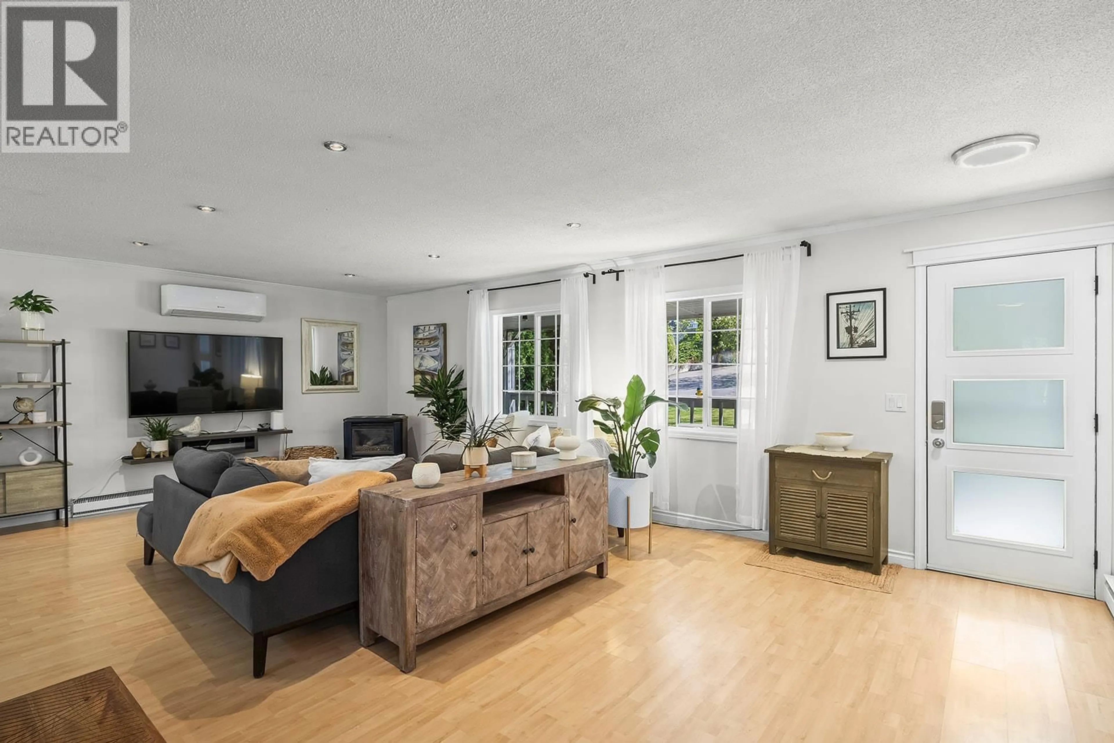 Living room with furniture, unknown for 1650 HOLLYWOOD ROAD SOUTH, Rutland British Columbia V1X4P3