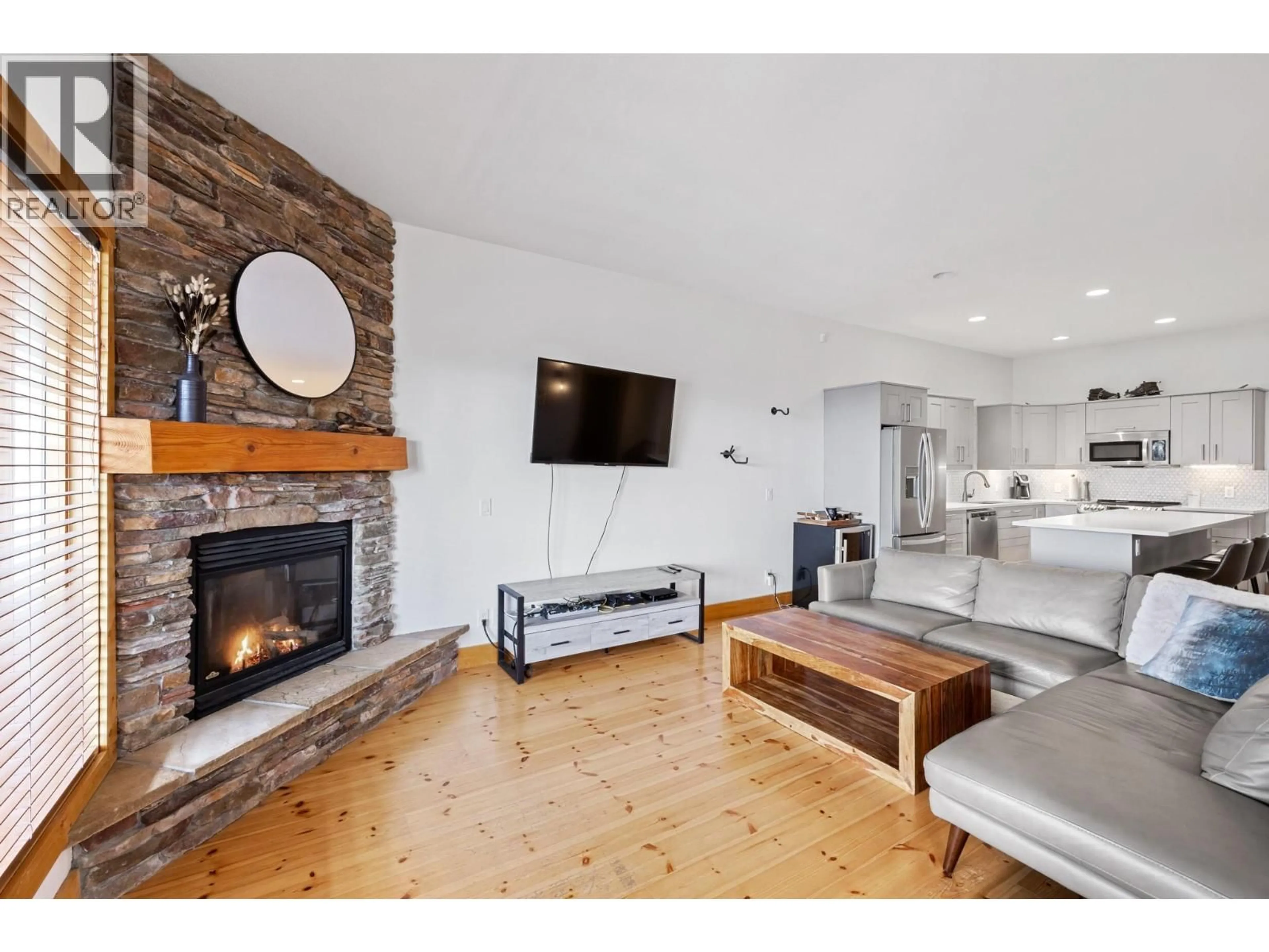 Living room with furniture, wood/laminate floor for B - 5934 SNOW PINES CRESCENT, Big White British Columbia V1P1P3
