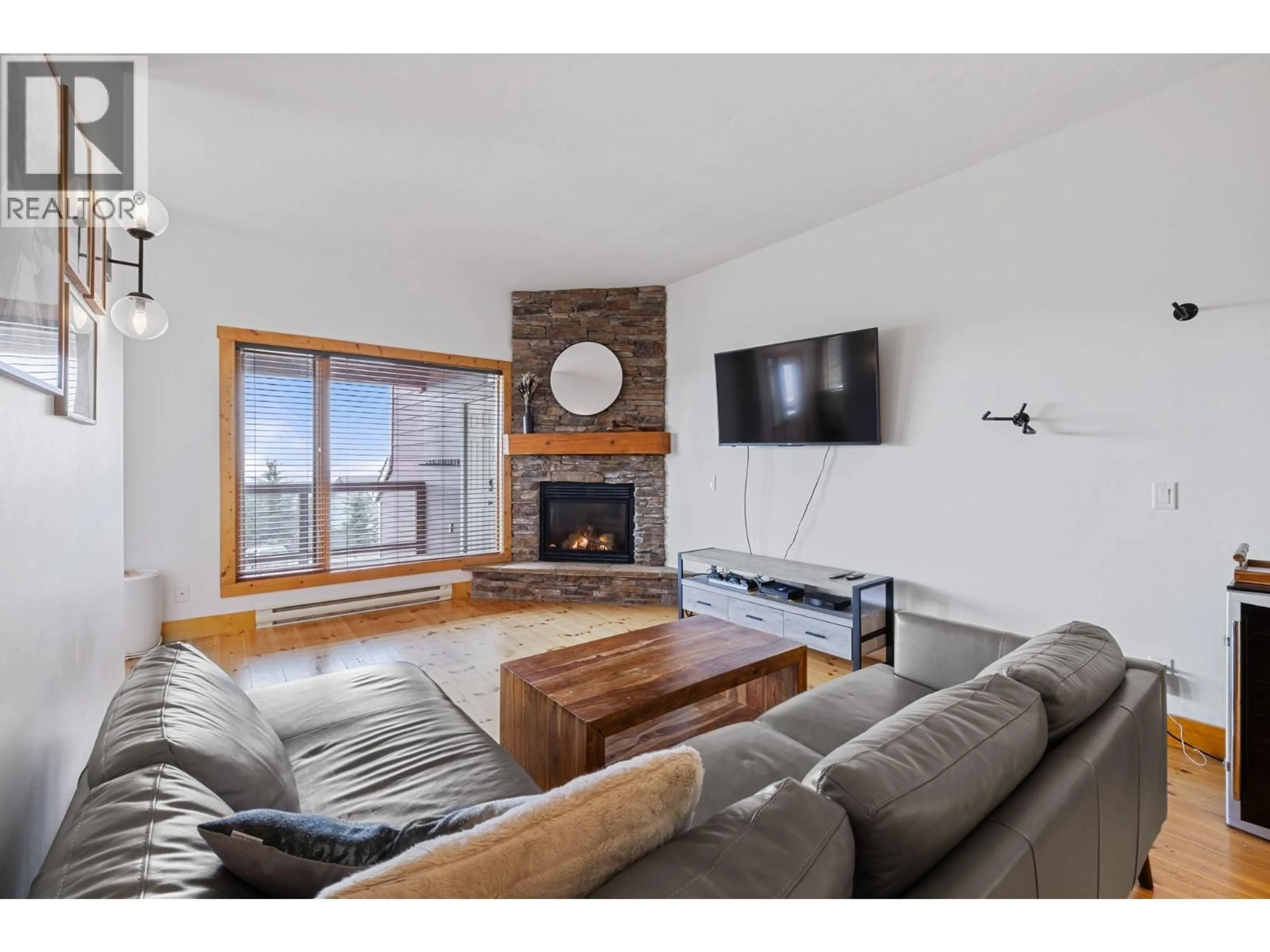 Living room with furniture, wood/laminate floor for B - 5934 SNOW PINES CRESCENT, Big White British Columbia V1P1P3
