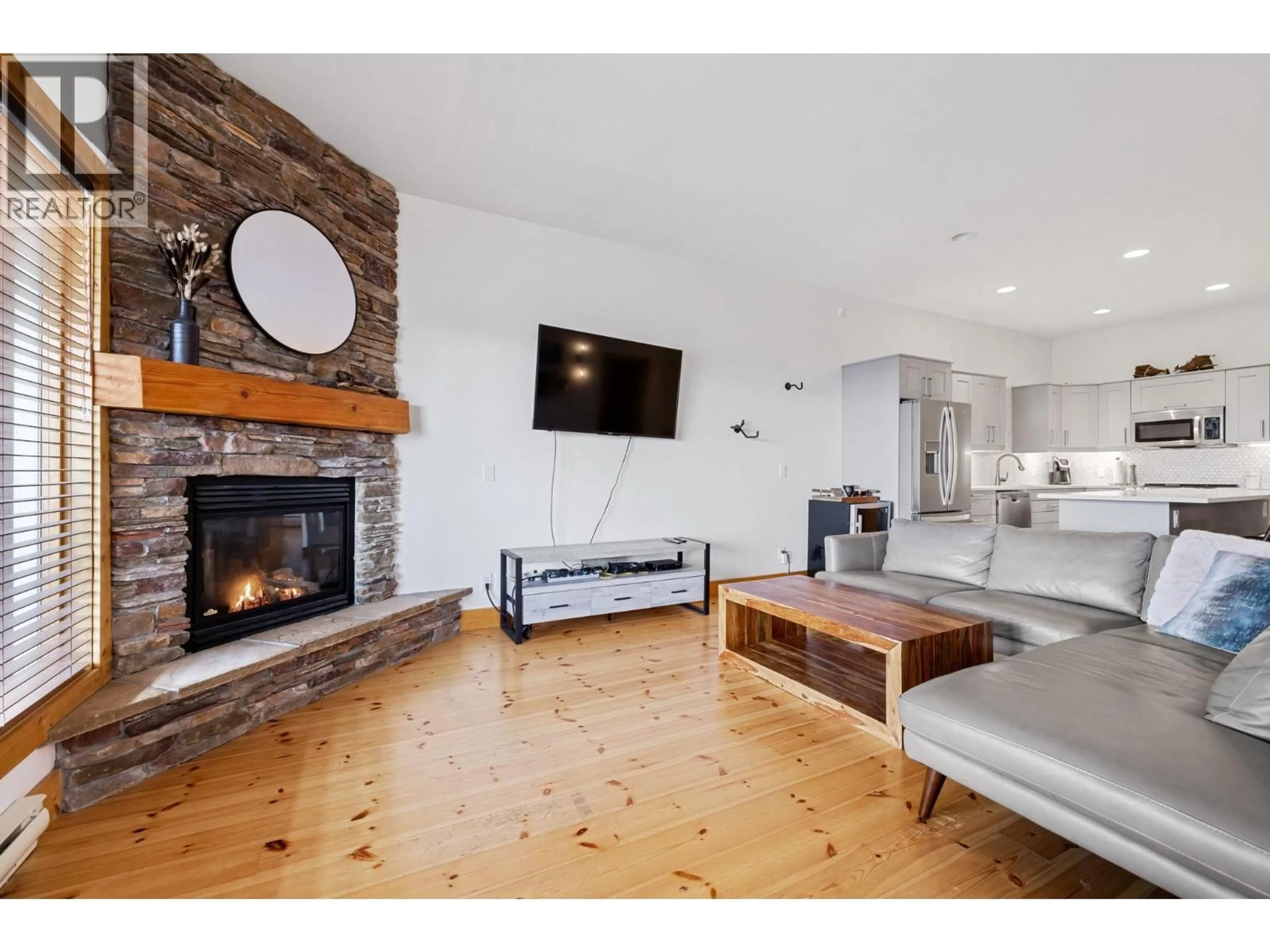 Living room with furniture, wood/laminate floor for B - 5934 SNOW PINES CRESCENT, Big White British Columbia V1P1P3