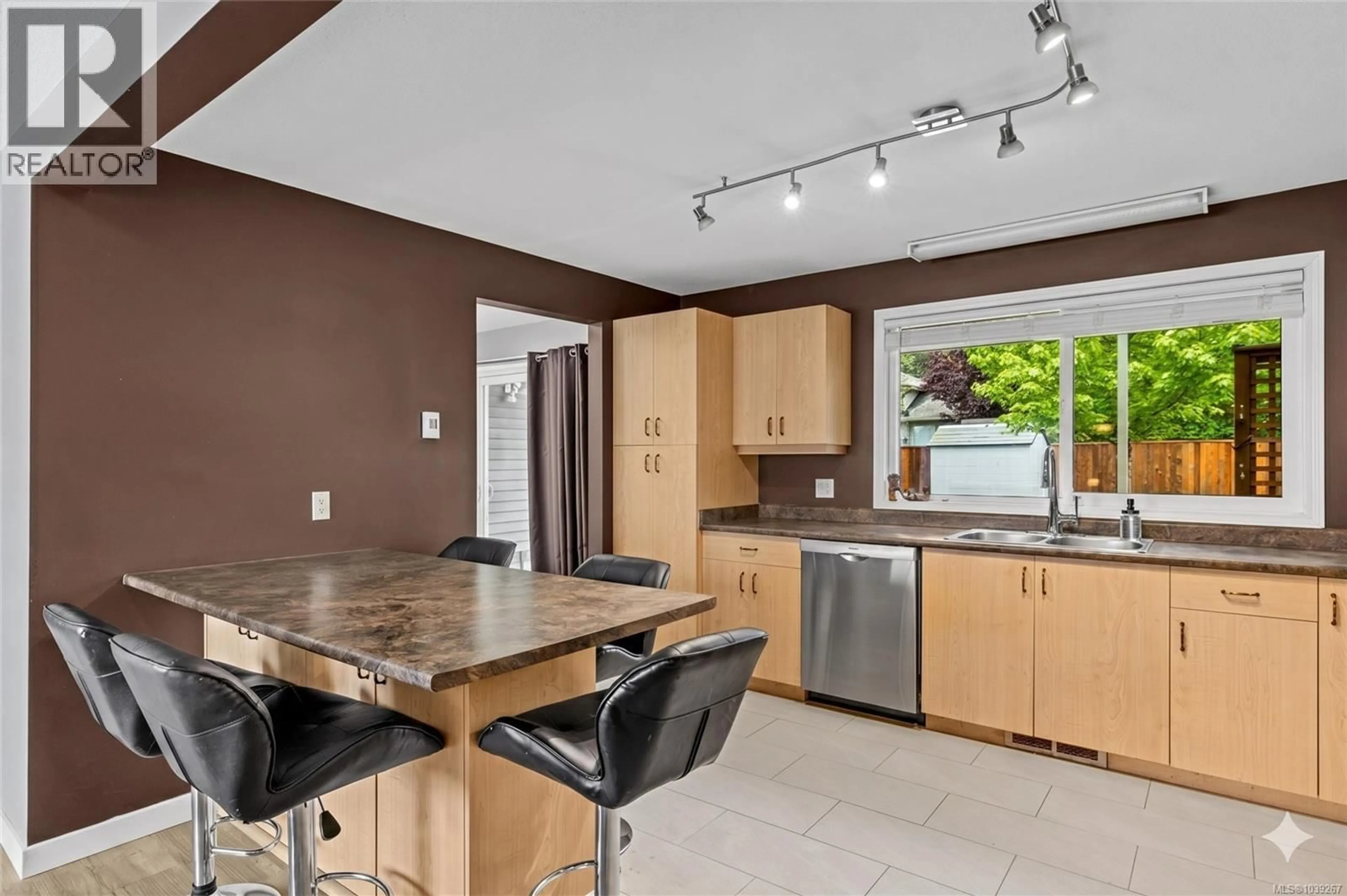 Open concept kitchen, ceramic/tile floor for 375 TEMPLE STREET, Parksville British Columbia V9P1C9