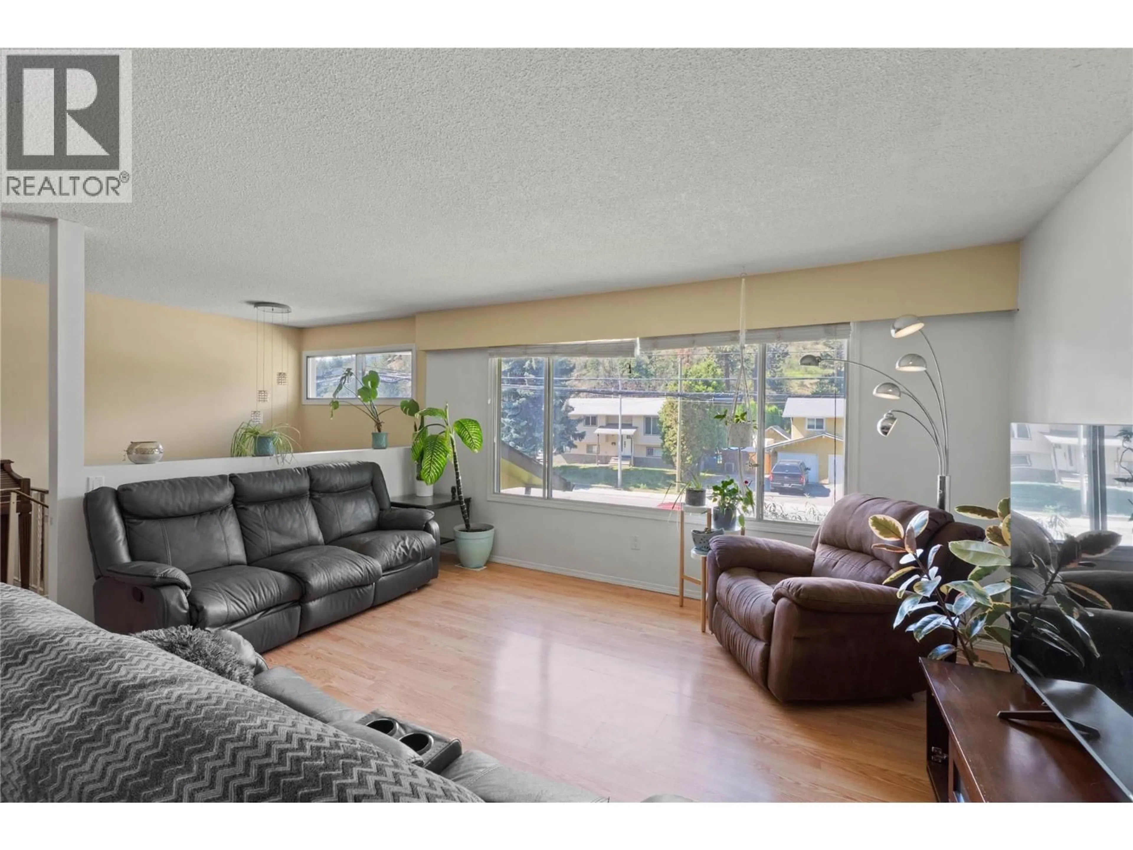 Living room with furniture, unknown for 1680 MT. DUFFERIN DRIVE, Kamloops British Columbia V2E1A2