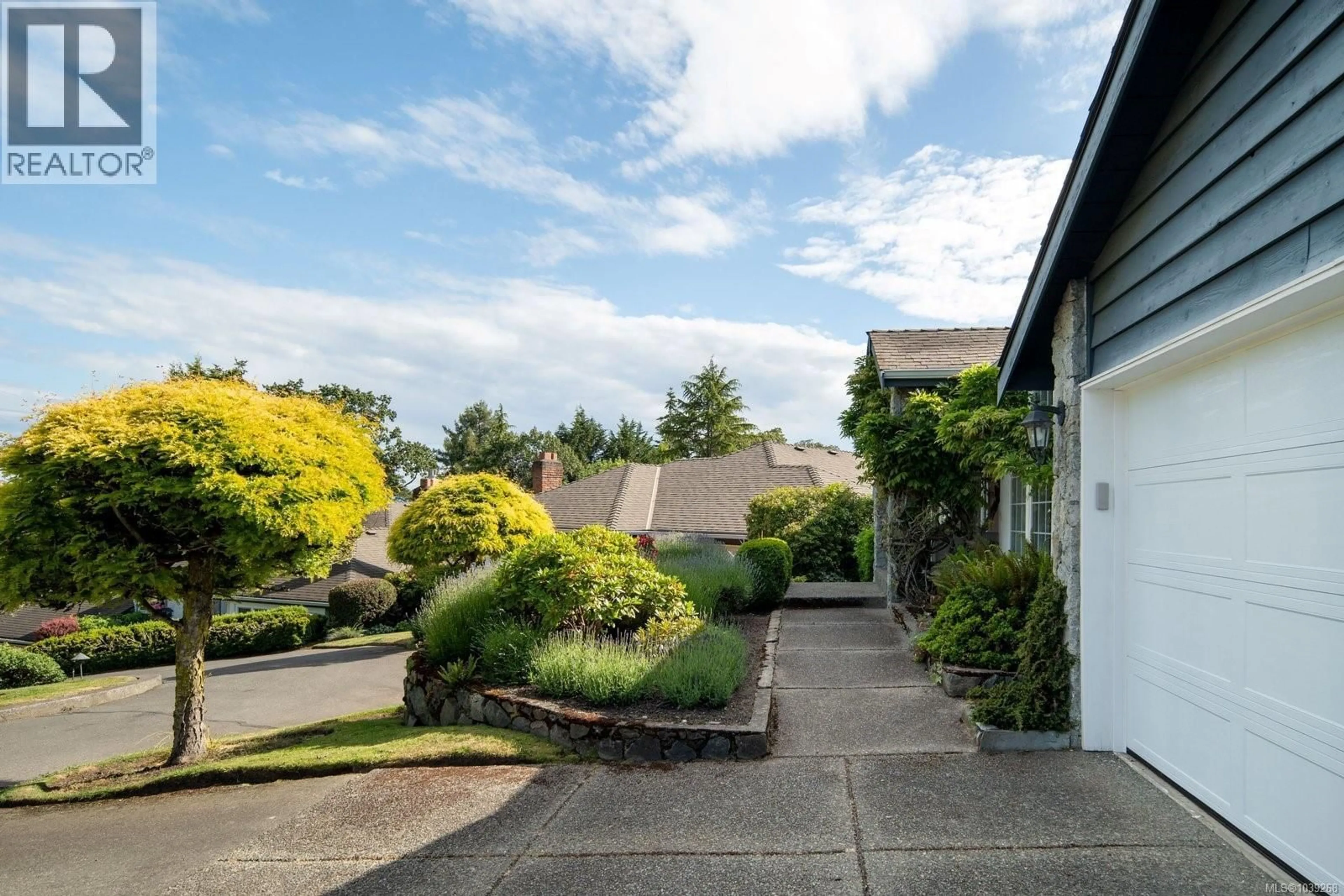 A pic from outside/outdoor area/front of a property/back of a property/a pic from drone, street for 764 RICHMOND AVENUE, Victoria British Columbia V8S3Z2