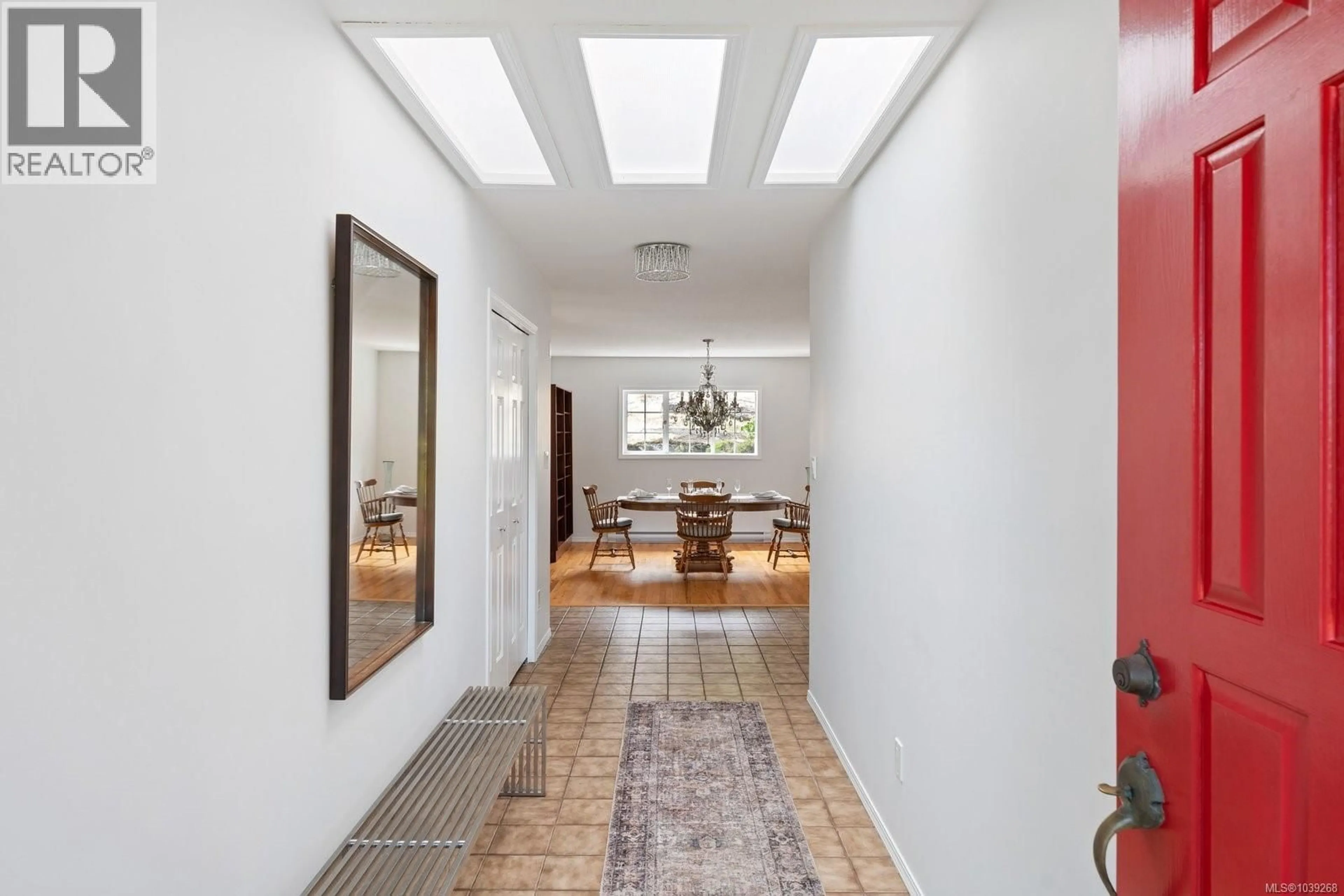 Indoor foyer for 764 RICHMOND AVENUE, Victoria British Columbia V8S3Z2