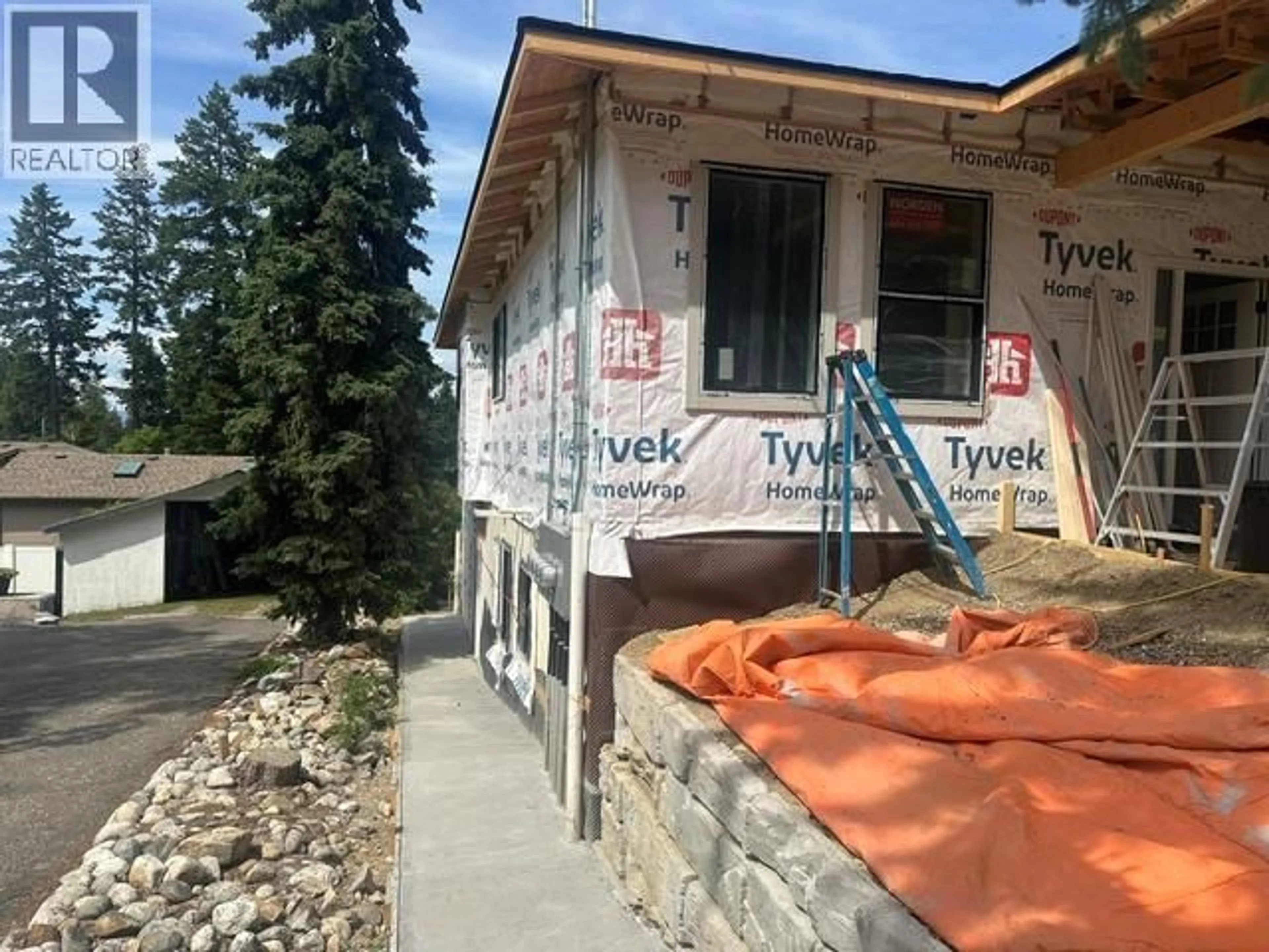 Home with vinyl exterior material, building for 2761 10 AVENUE SOUTHEAST, Salmon Arm British Columbia V1E2Z7