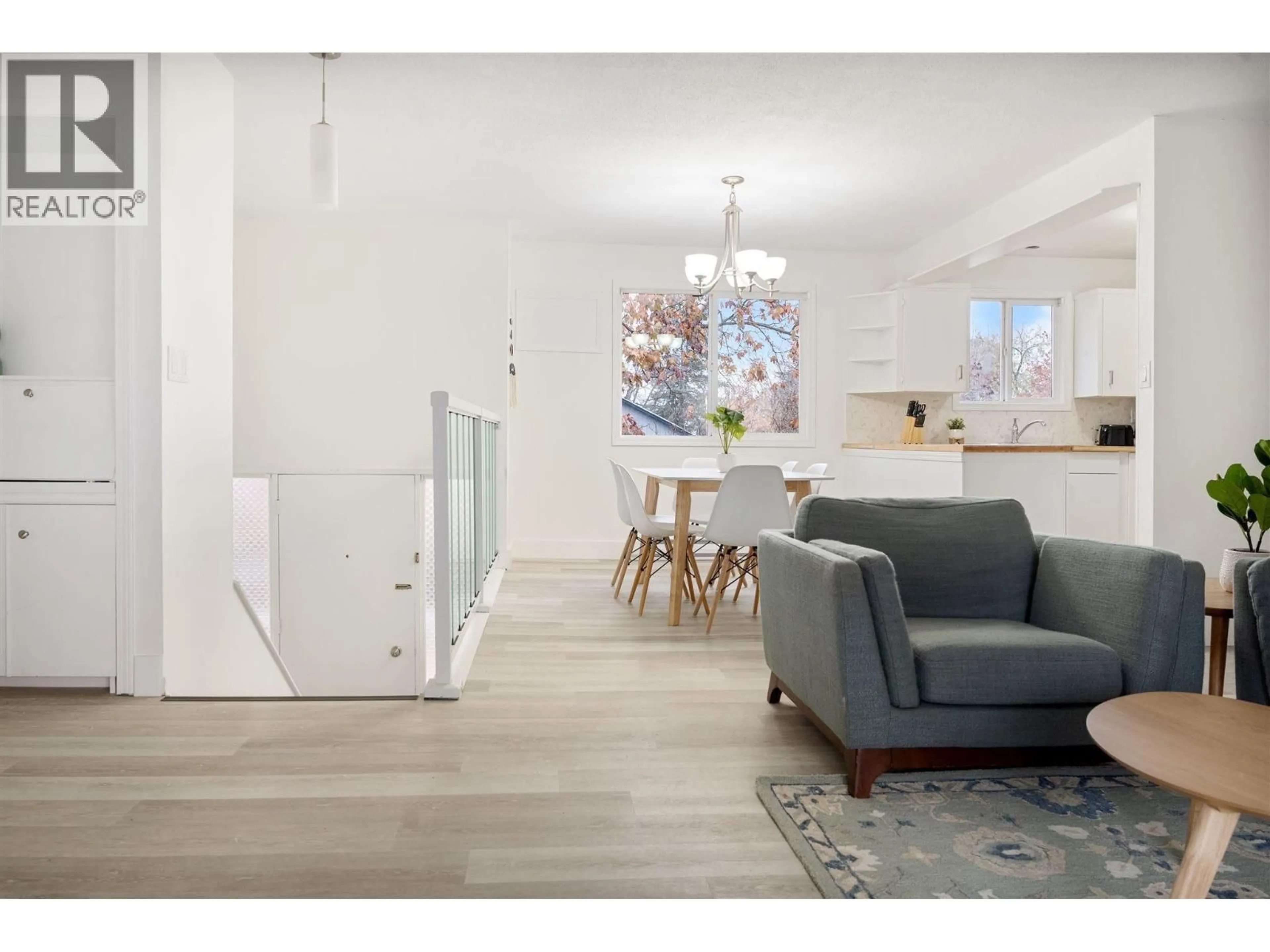 Living room with furniture, wood/laminate floor for 2009-2011 RICHTER STREET, Kelowna British Columbia V1Y2N4